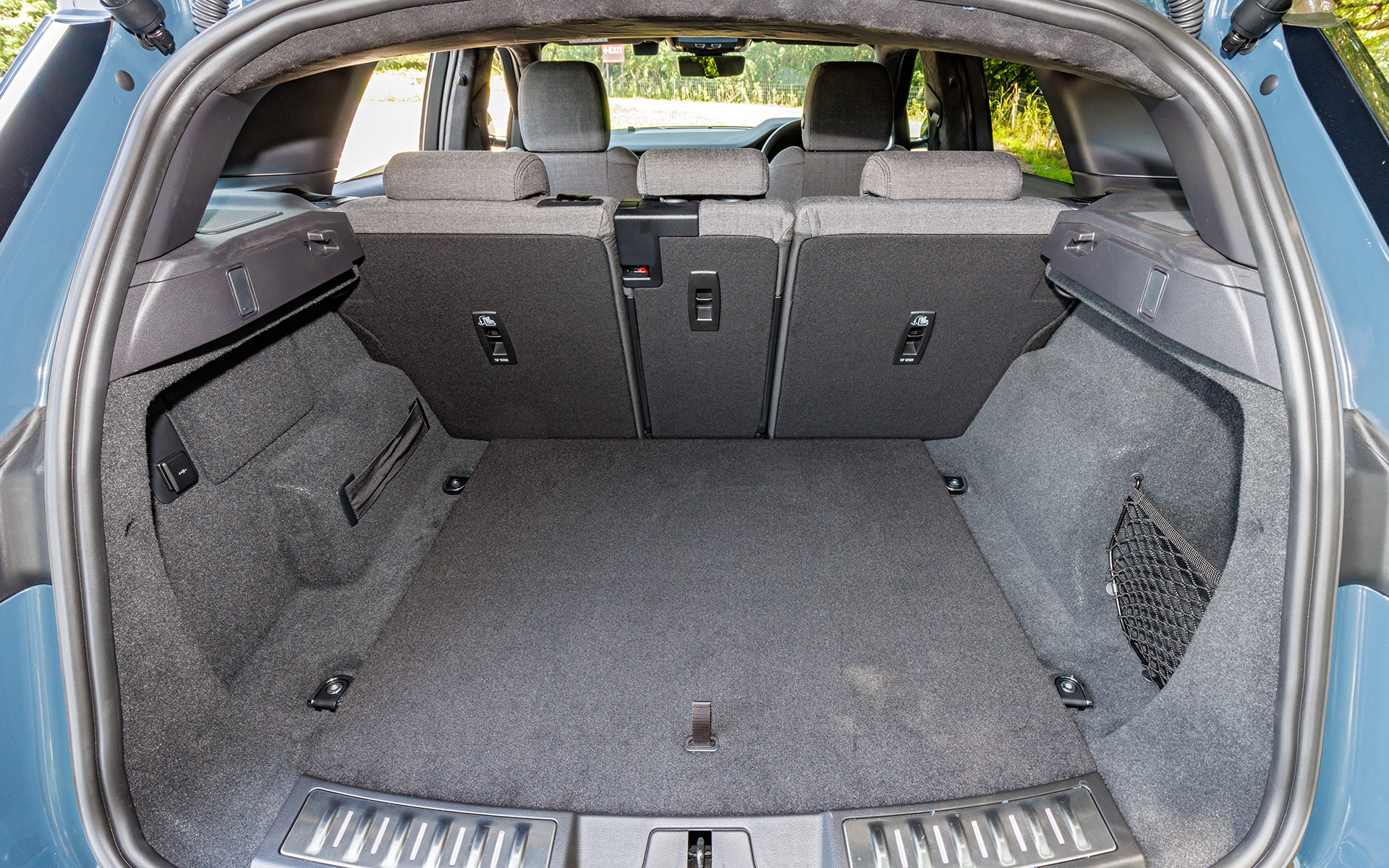 ラゲッジ容量はVDA方式で472～1156Lを確保。リアシートは40：20：40分割可倒式