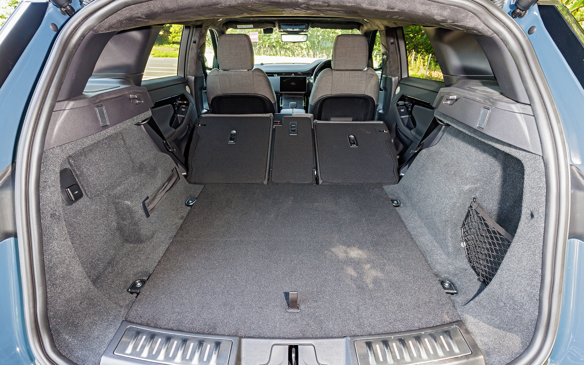 ラゲッジ容量はVDA方式で472～1156Lを確保。リアシートは40：20：40分割可倒式