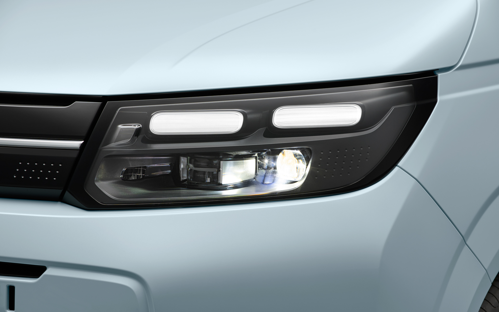 デイタイムランニングランプ付きフルLEDヘッドライト（オートレベリング/オートライトコントロール機構付き）