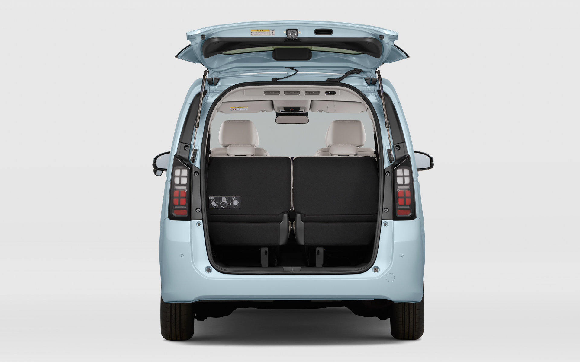 3列目シートは、跳ね上げ時のシートの固定位置がほぼ垂直になるように改良されている