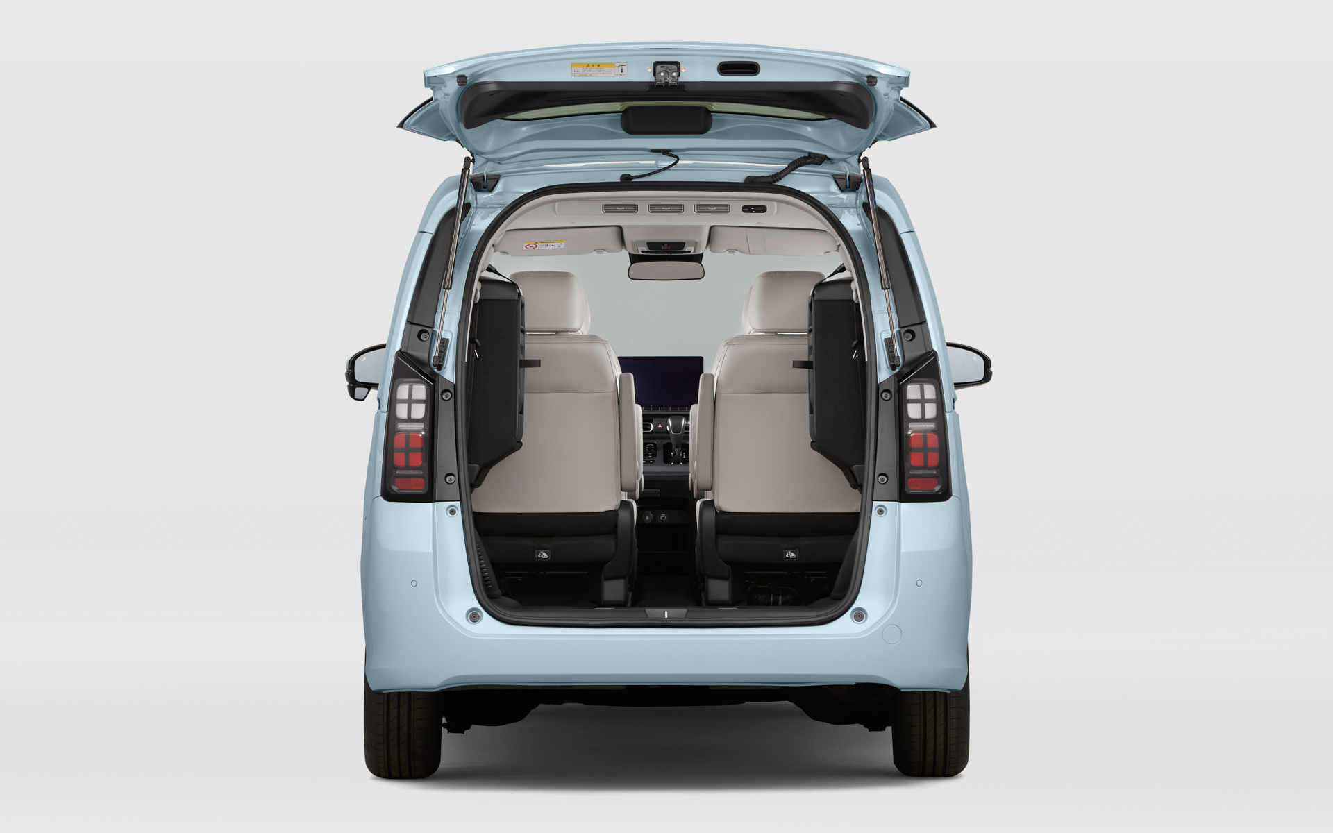 3列目シートは、跳ね上げ時のシートの固定位置がほぼ垂直になるように改良されている