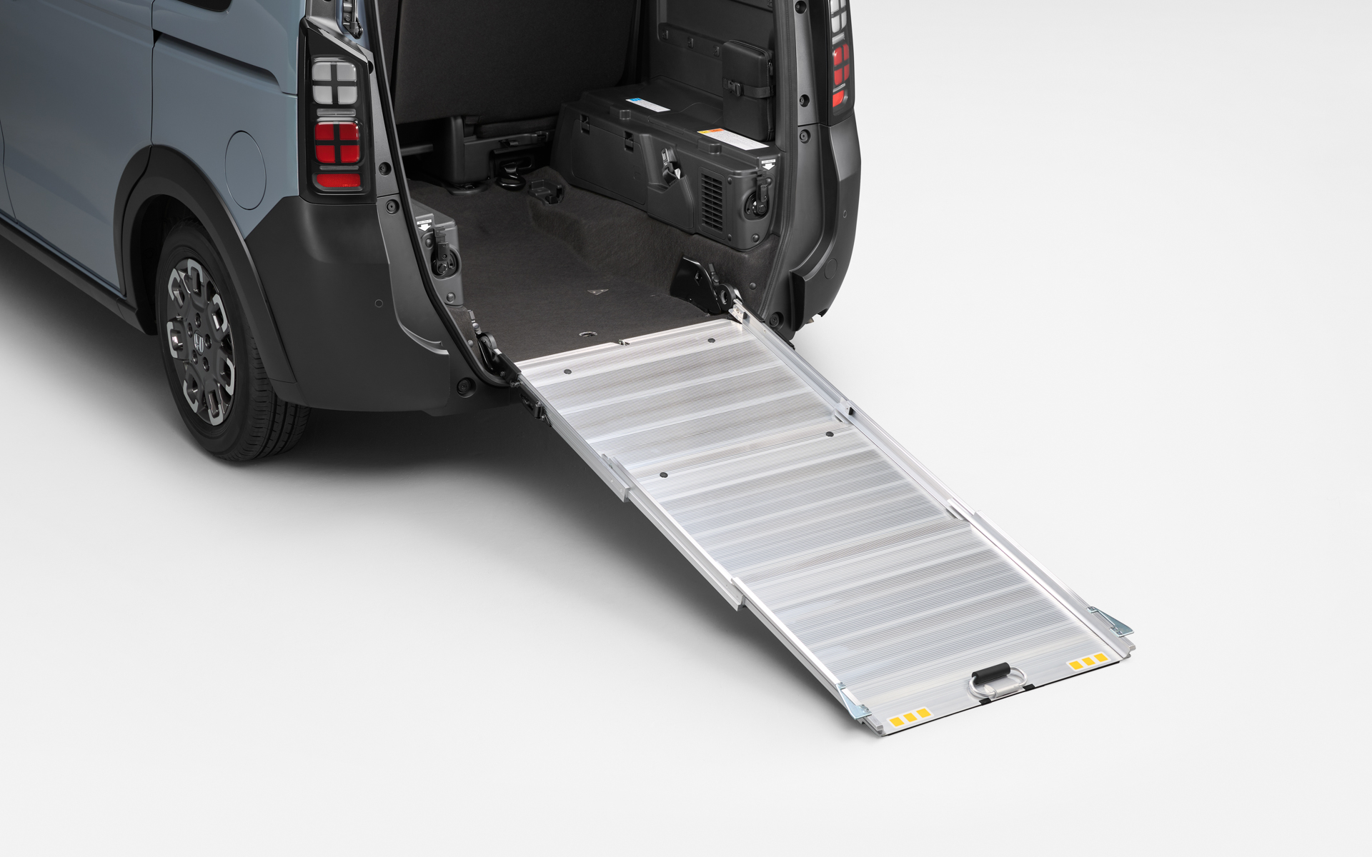 スロープは3段スライド式。大人1人で展開できる