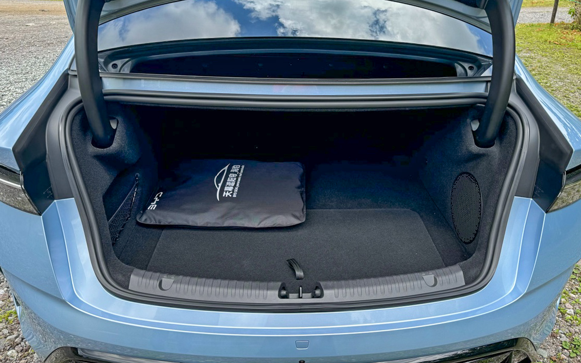 トランク容量は400Lで、フロントのボンネット下にも50Lの収納スペースが確保されています。ここに、折りたたみ式のガラスルーフ用シェードが入っていました