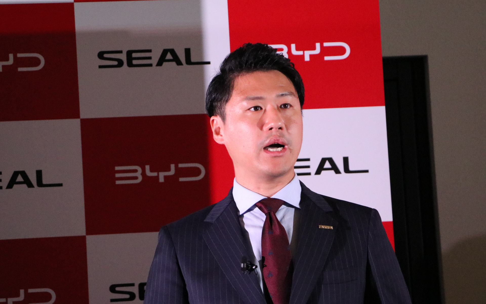 シールの解説を行なうBYD Auto Japan株式会社 マーケティング部 部長 遠藤友昭氏