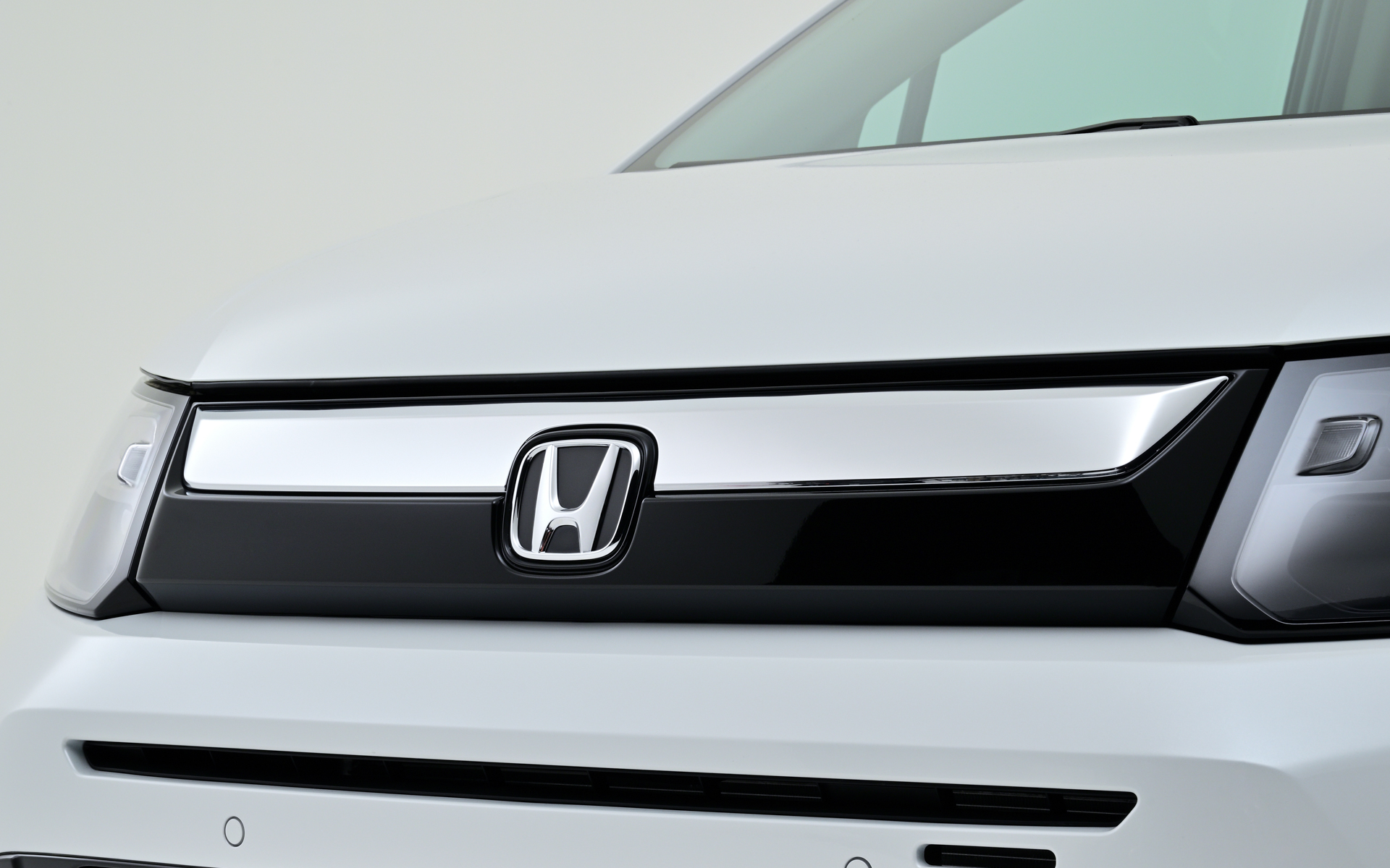 フロントグリル（ベルリナブラック×クロームメッキ）の価格は3万6850円。フロントグリル用エンブレムはガソリン車用とe：HEV車用が用意され、価格は各1650円