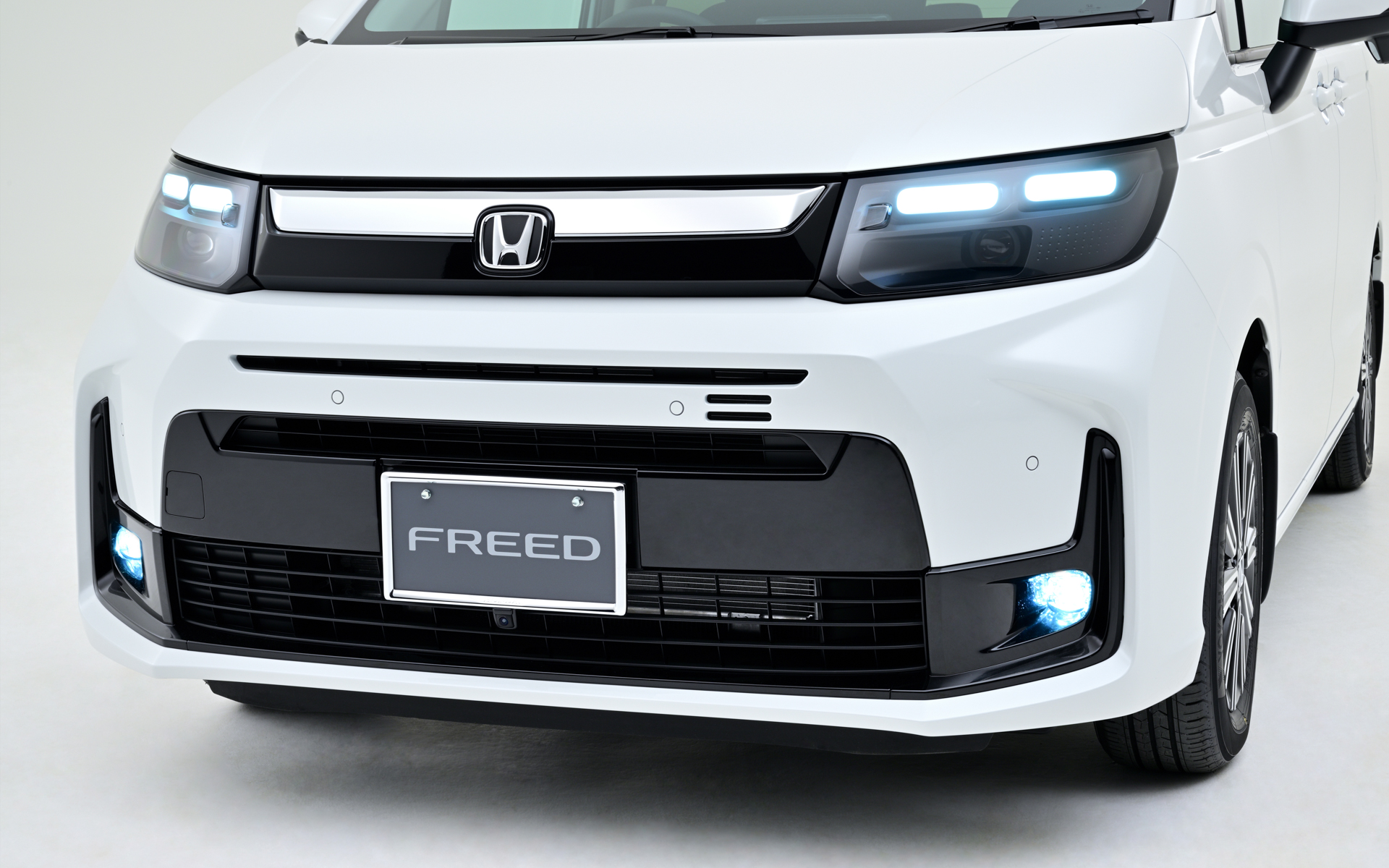 エアロバンパー（LEDフォグランプ付）。価格はフォグランプ色クリアが14万800円～、フォグランプ色イエローが14万3000円～