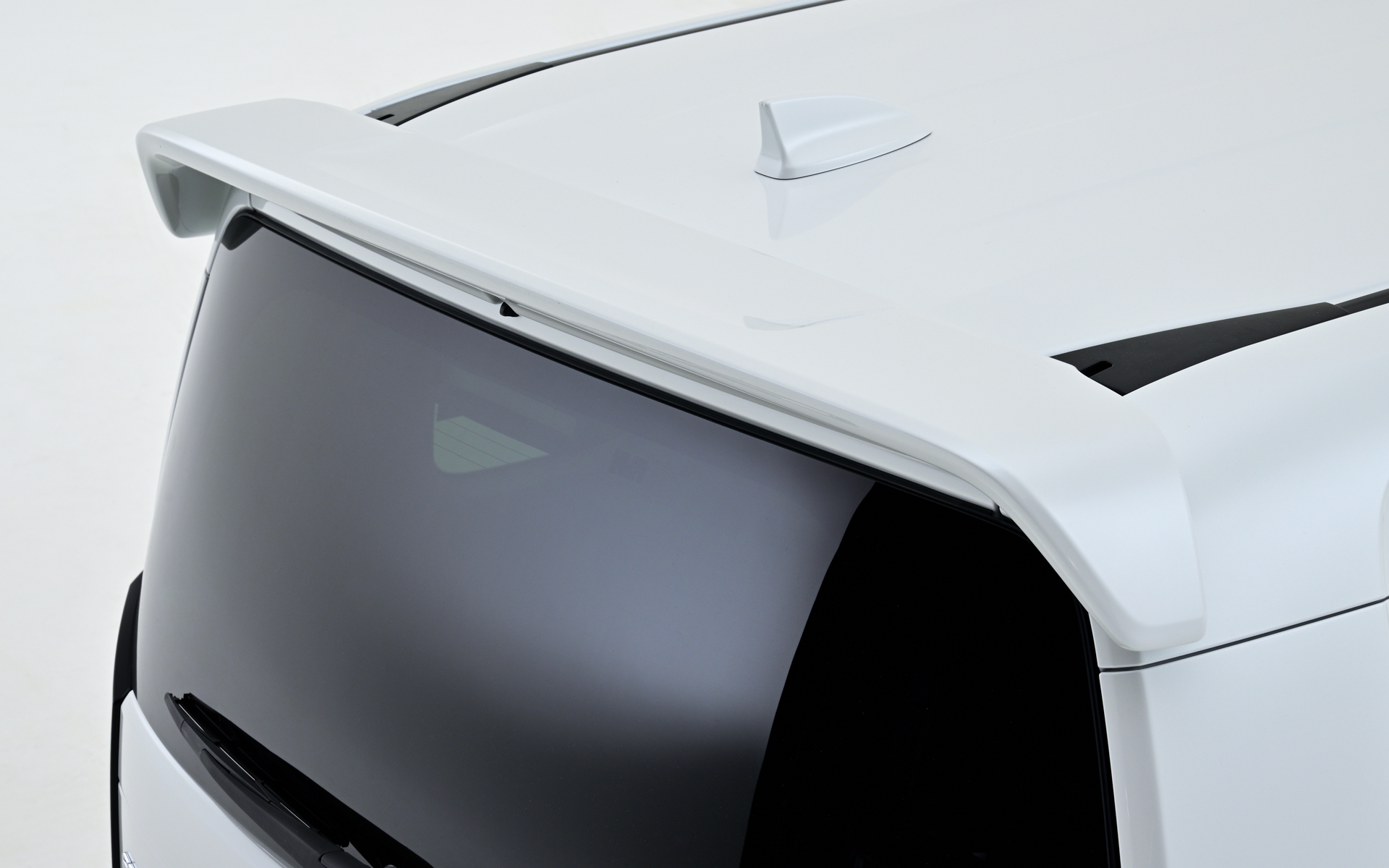 テールゲートスポイラー。価格は3万5200円～