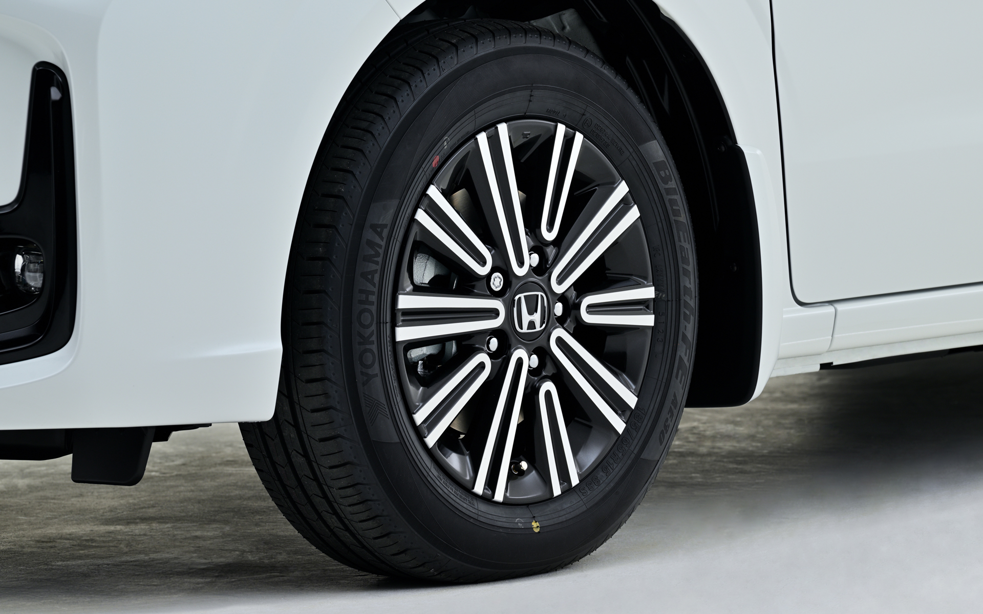 15インチアルミホイール「MG-031」（切削クリア/ベルリナブラック塗装）。価格は2万8160円/本。センターキャップ（4個セット/Hマーク：クロームメッキ、ベース部：ベルリナブラック）は別売で、価格は1万648円