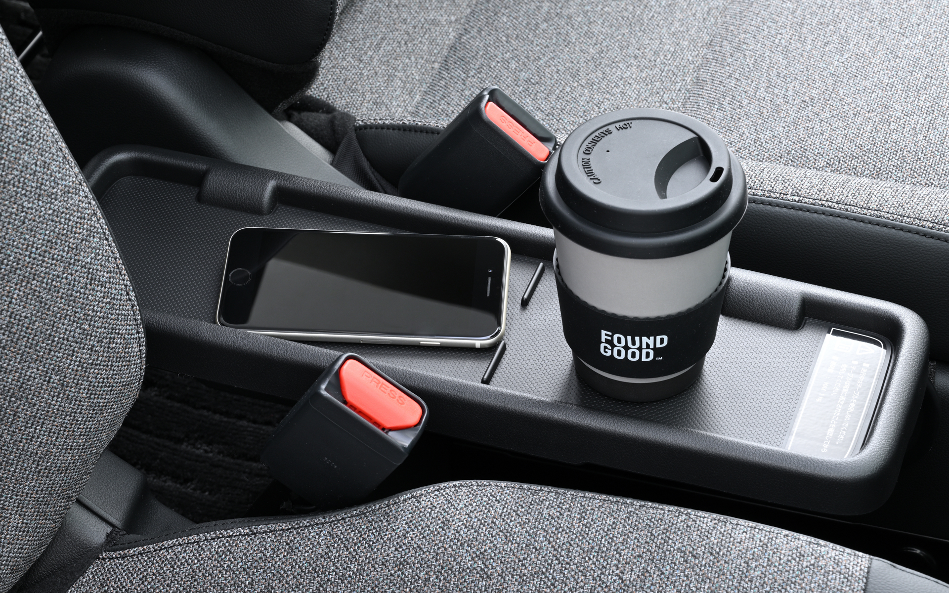 折りたたみセンターテーブル（取付位置：助手席シートサイド部。許容荷重：1kg）。価格は1万7050円