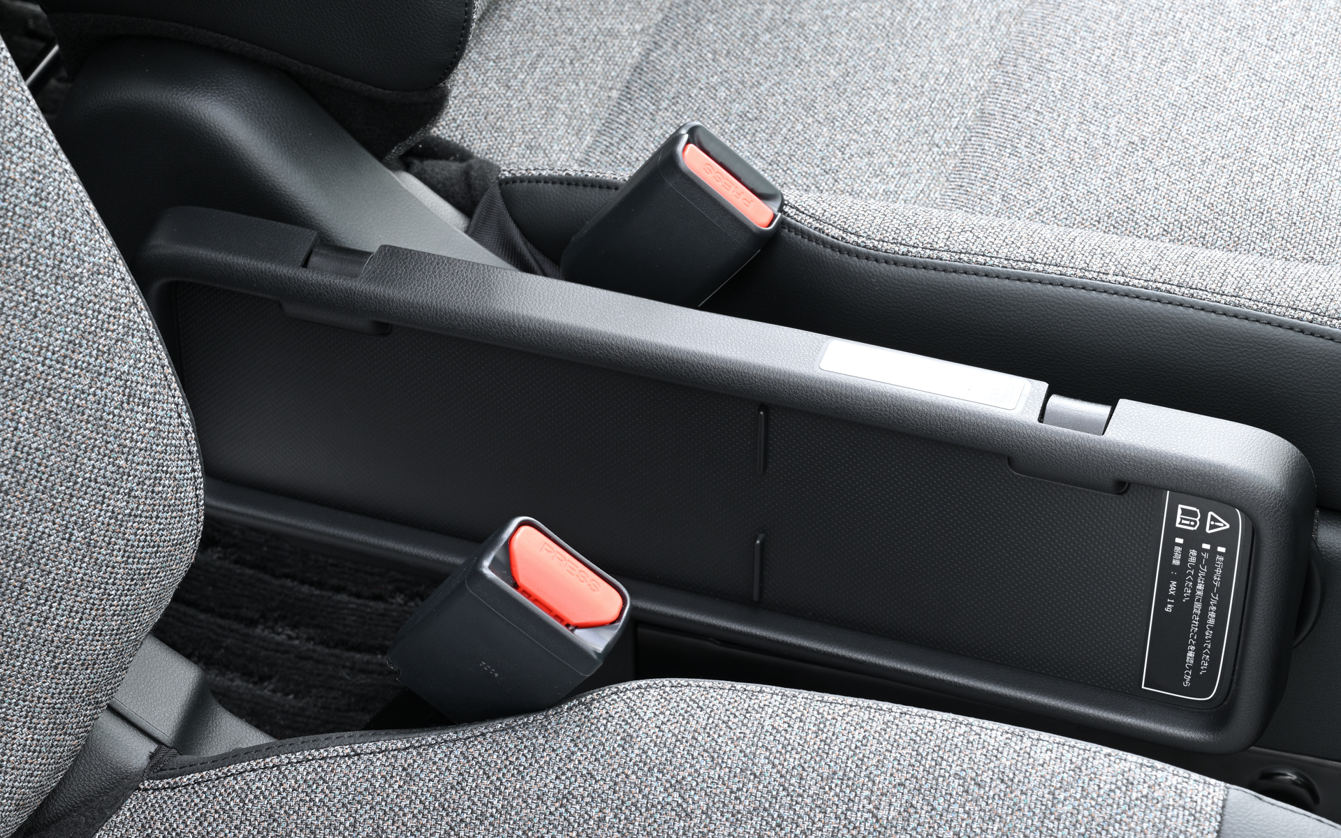 折りたためばウォークスルースペースを確保できる