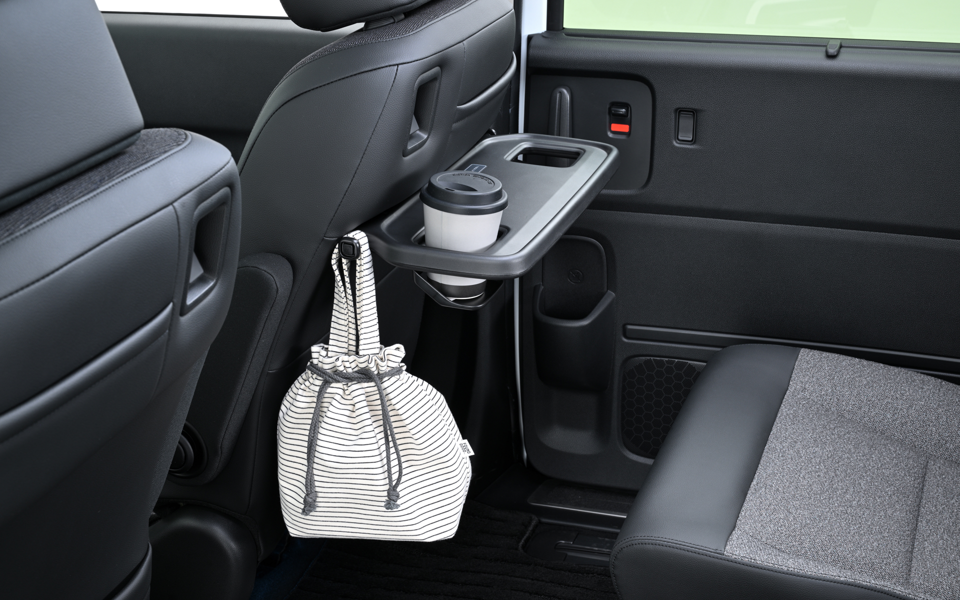 シートバックテーブル（格納タイプ/ブラック/運転席・助手席シートバック取付用/左右共用1キット/ドリンクホルダー［2か所］/コンビニフック［左右2か所］付/許容荷重：テーブル2.0kg、コンビニフック各 1.0kg）。価格は9900円