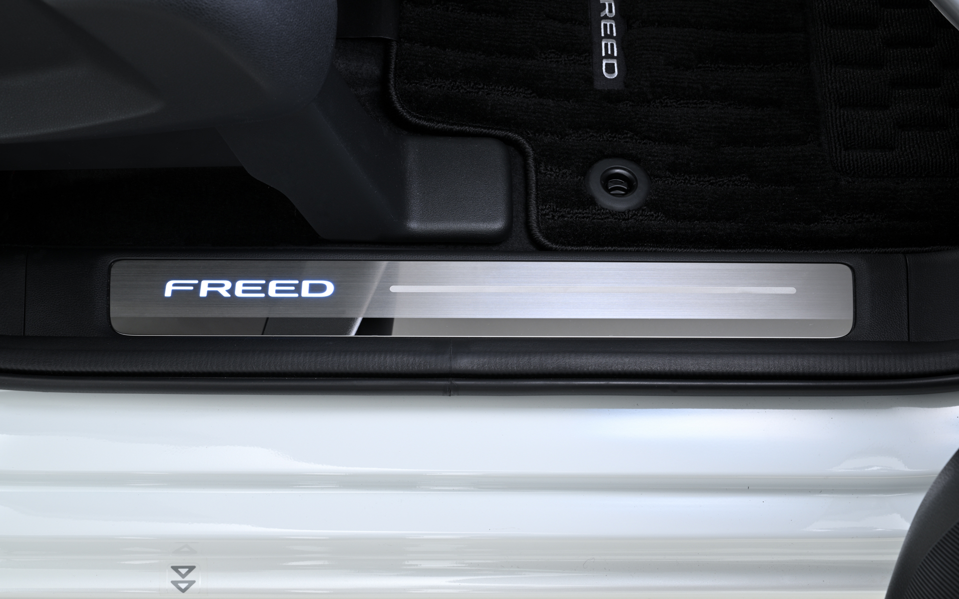 サイドステップガーニッシュ（LEDホワイトイルミネーション［ドア開閉・ルームランプ連動/FREEDロゴ］付/ステンレス製/フロント用左右セット）。価格は2万7500円