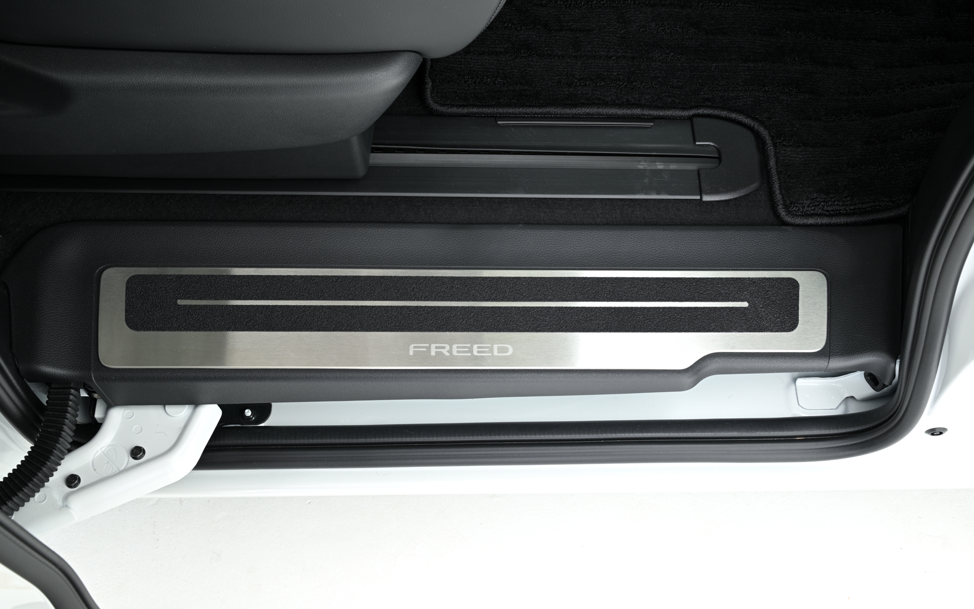 サイドステップガーニッシュカバー（貼り付けタイプ/FREEDロゴ、すべり止め付/ステンレス製/リア用左右セット）。価格は1万6500円