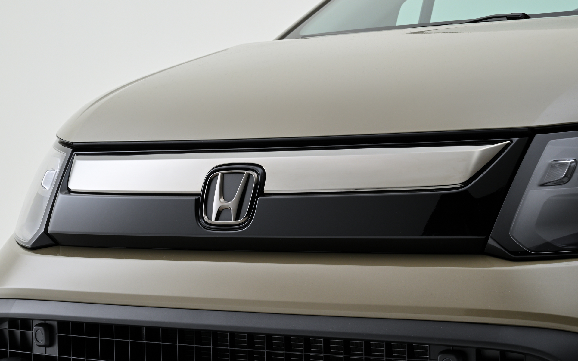 フロントグリル（ベルリナブラック×ブラッククロームメッキ）は価格3万9050円。ブラックエンブレム（Hマーク×2個＋車名エンブレム/ブラッククローム）は価格1万1550円