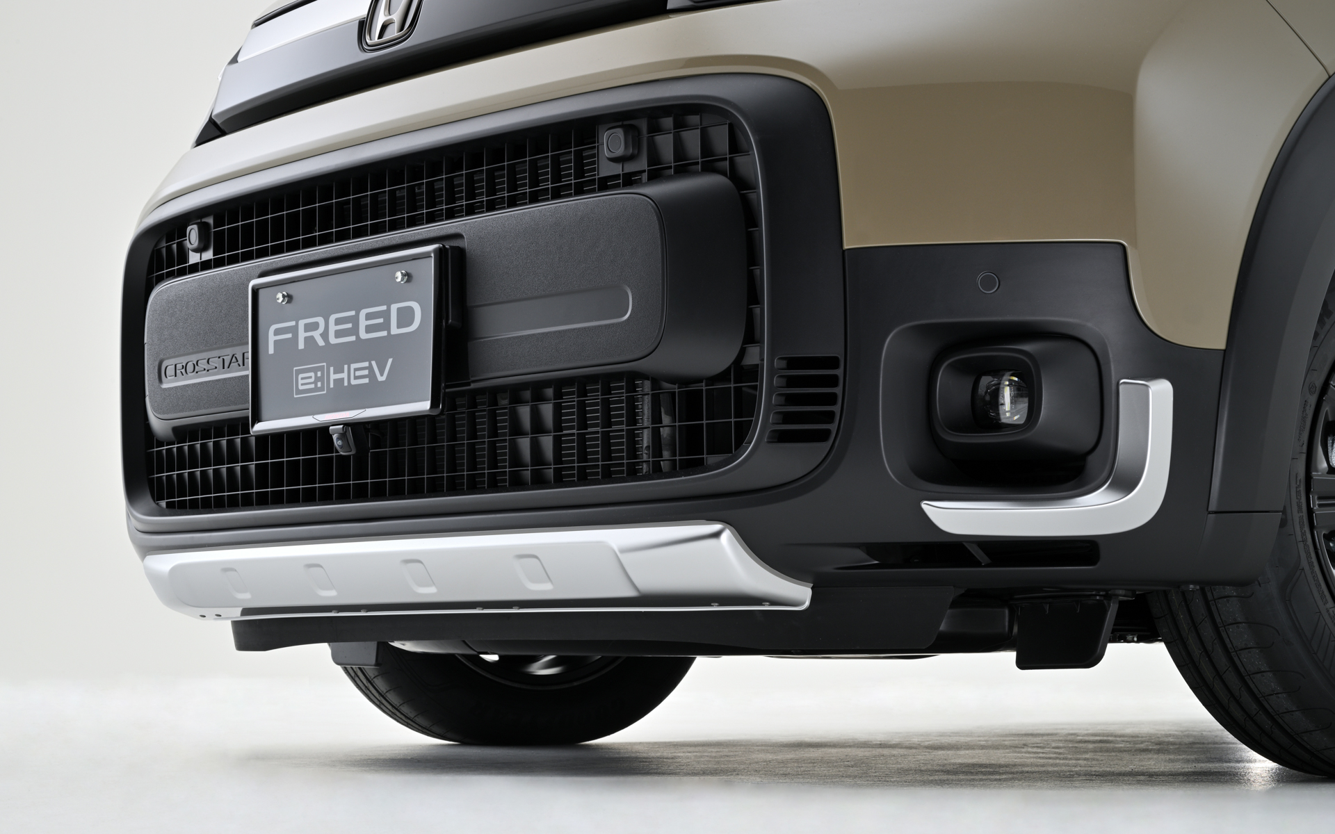 フロントガーニッシュ（ロアグリル［ブラック/CROSSTARロゴ付］＋ロアガーニッシュ［シャープシルバー・メタリック］＋コーナーガーニッシュ［シャープシルバー・メタリック］）セット。価格は6万500円