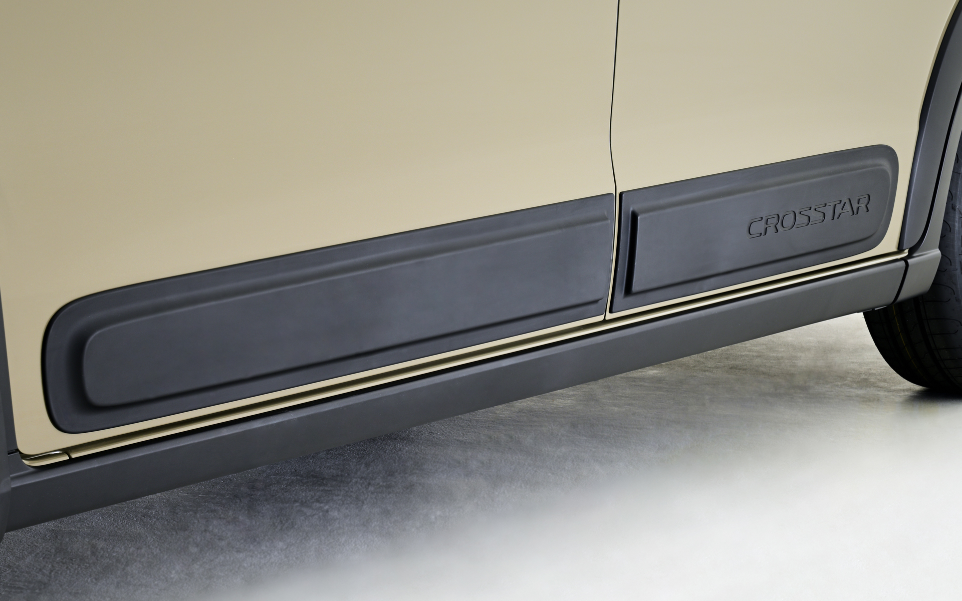 ボディサイドモール（ブラック/CROSSTARロゴ付）フロント・リア用左右4枚セット。価格は3万3000円