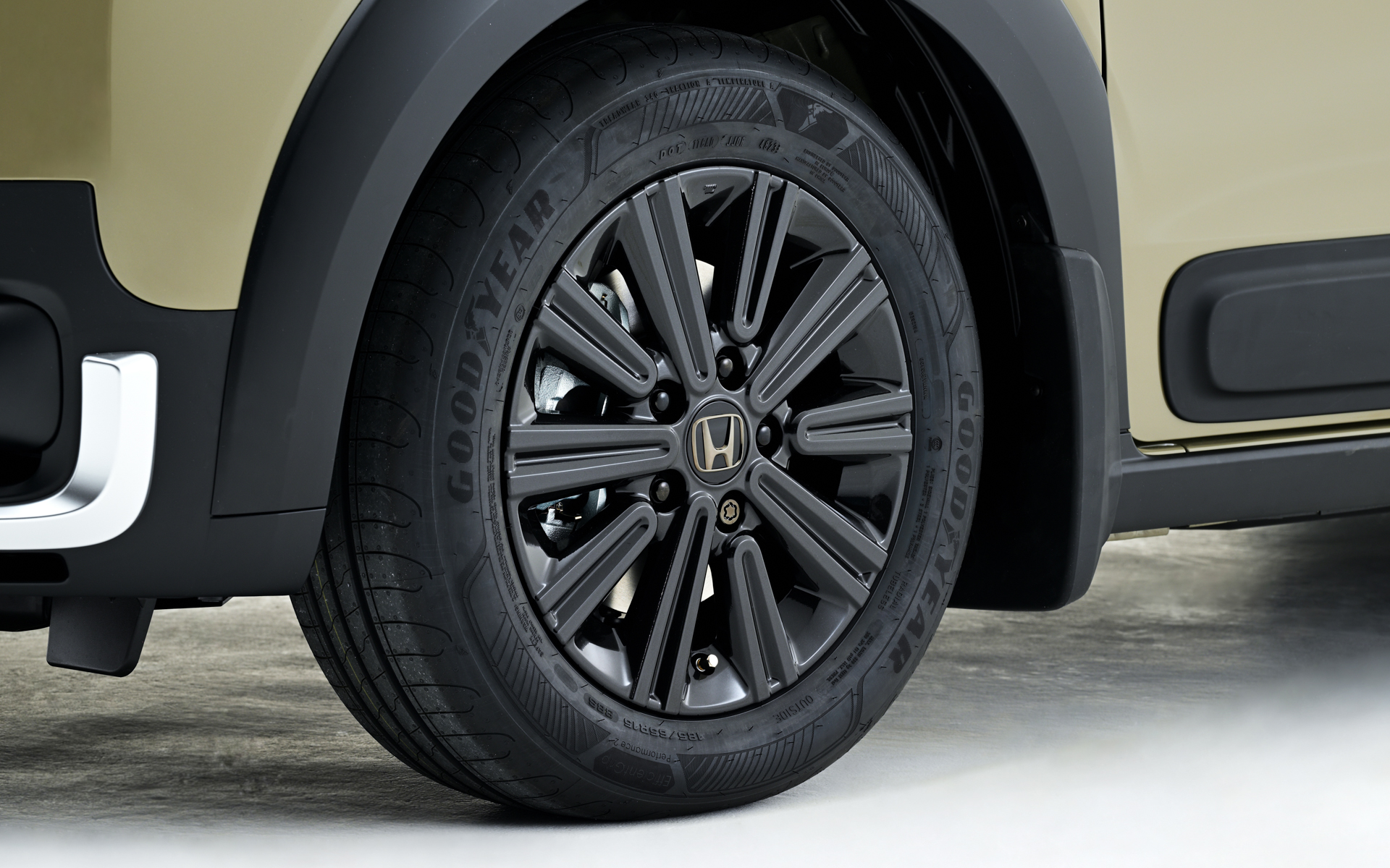 15インチアルミホイール「MG-032」丸塗りグラントブラック。価格は2万8160円/本。センターキャップ（ブラックHマーク）4個セット/Hマーク：ブラッククローム、ベース部：ベルリナブラックは別売。価格は1万7600円