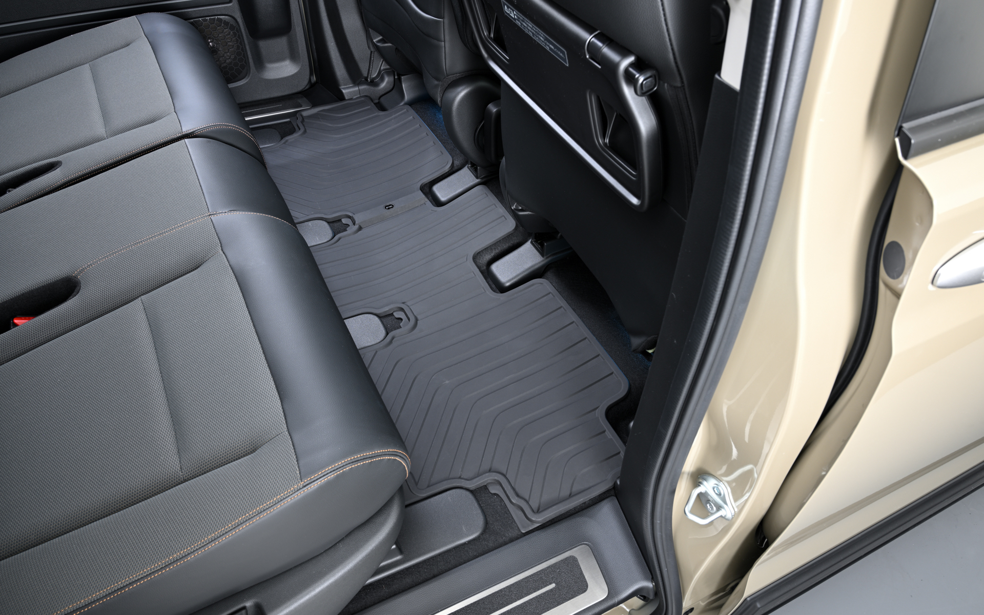 オールシーズンマット（縁高タイプ/樹脂製/ブラック/2列目［リア］用）。価格1万3200円