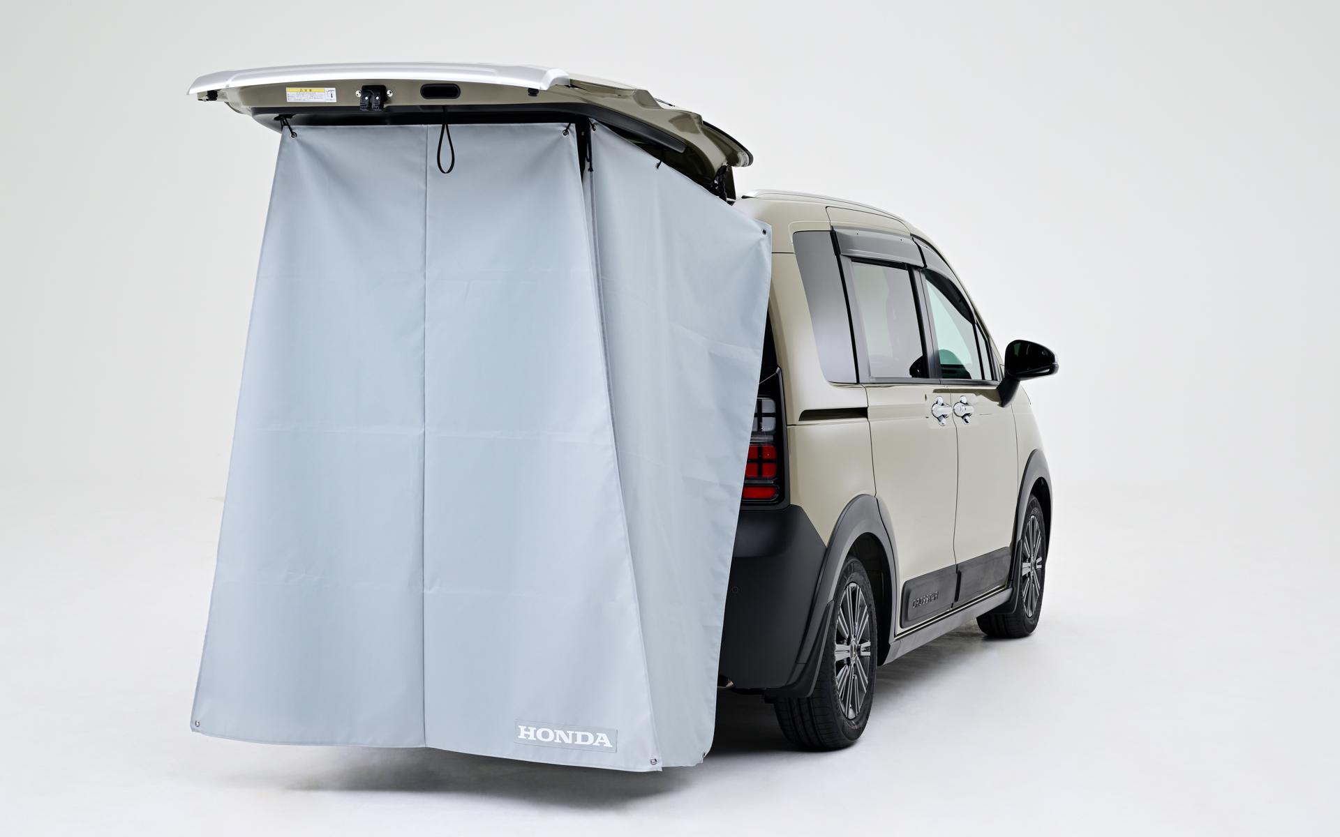 テールゲートタープ（アースグリーン/収納袋付）。価格3万3000円