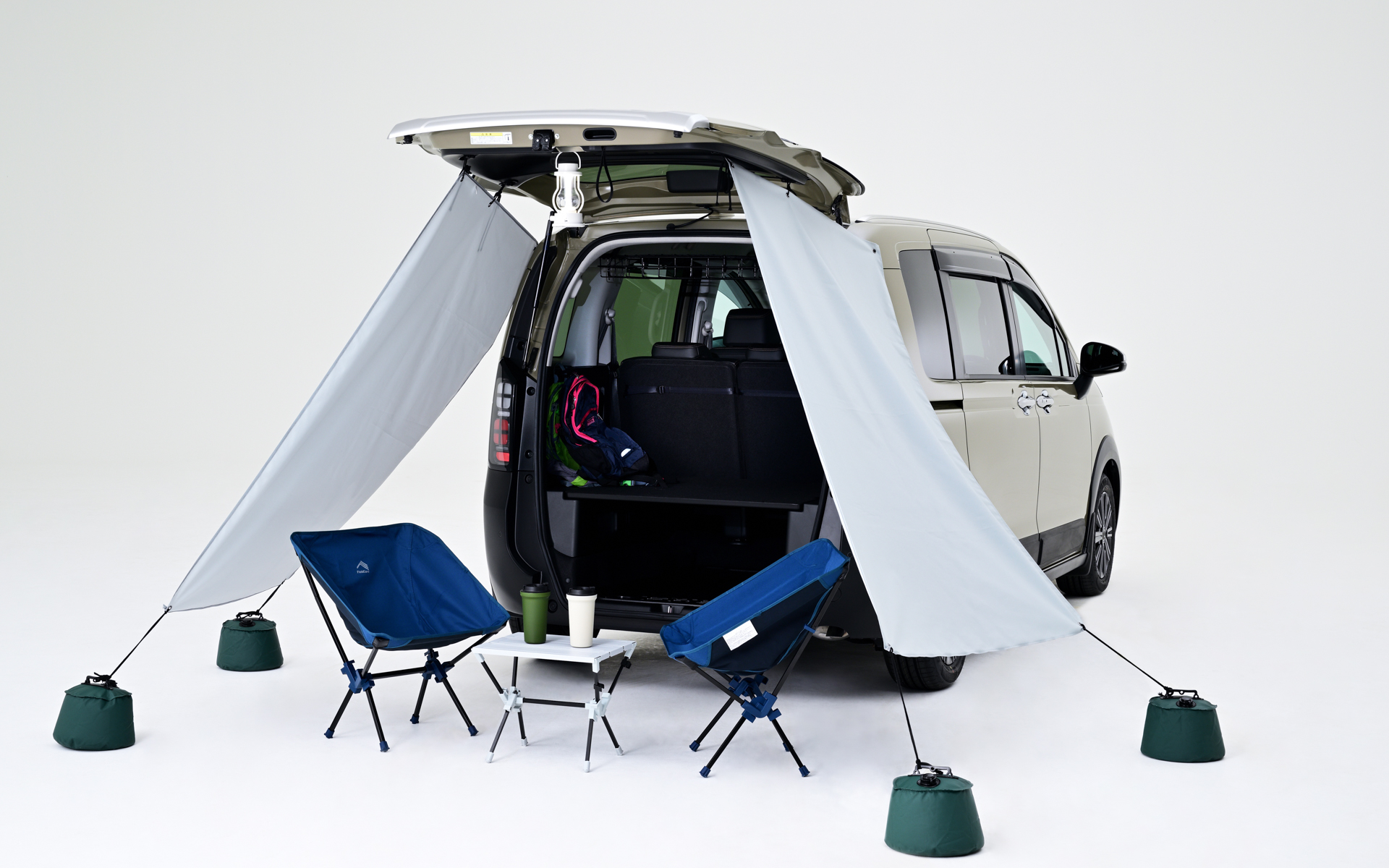 フックと吸盤で取り付ける仕様なので、さまざまな使い方が可能