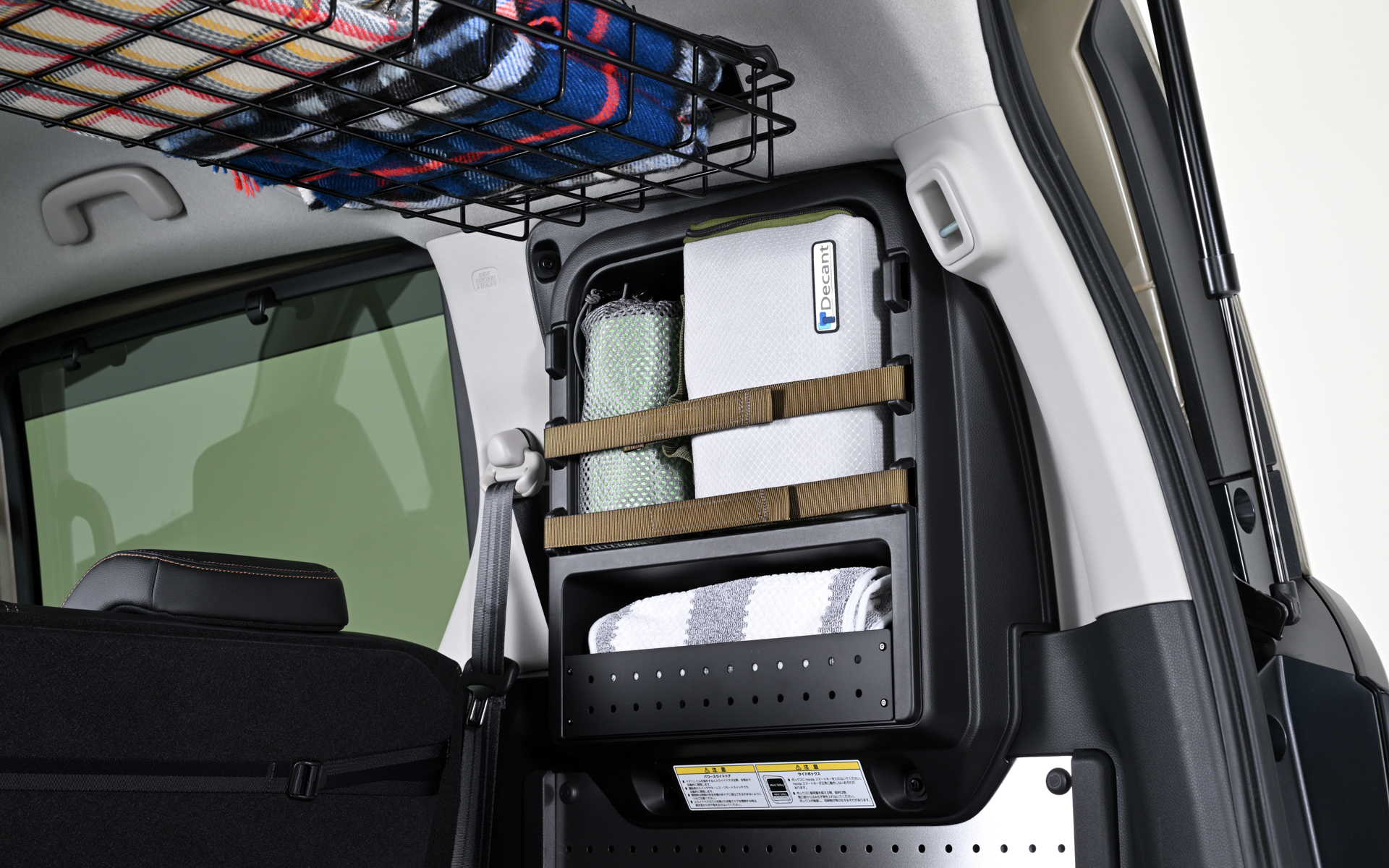 トランクサイドボックス（有孔ボード付/取付位置：リアクォーターウィンドウ（右側）部/許容荷重：上段・下段 各500g）。価格は4万1800円