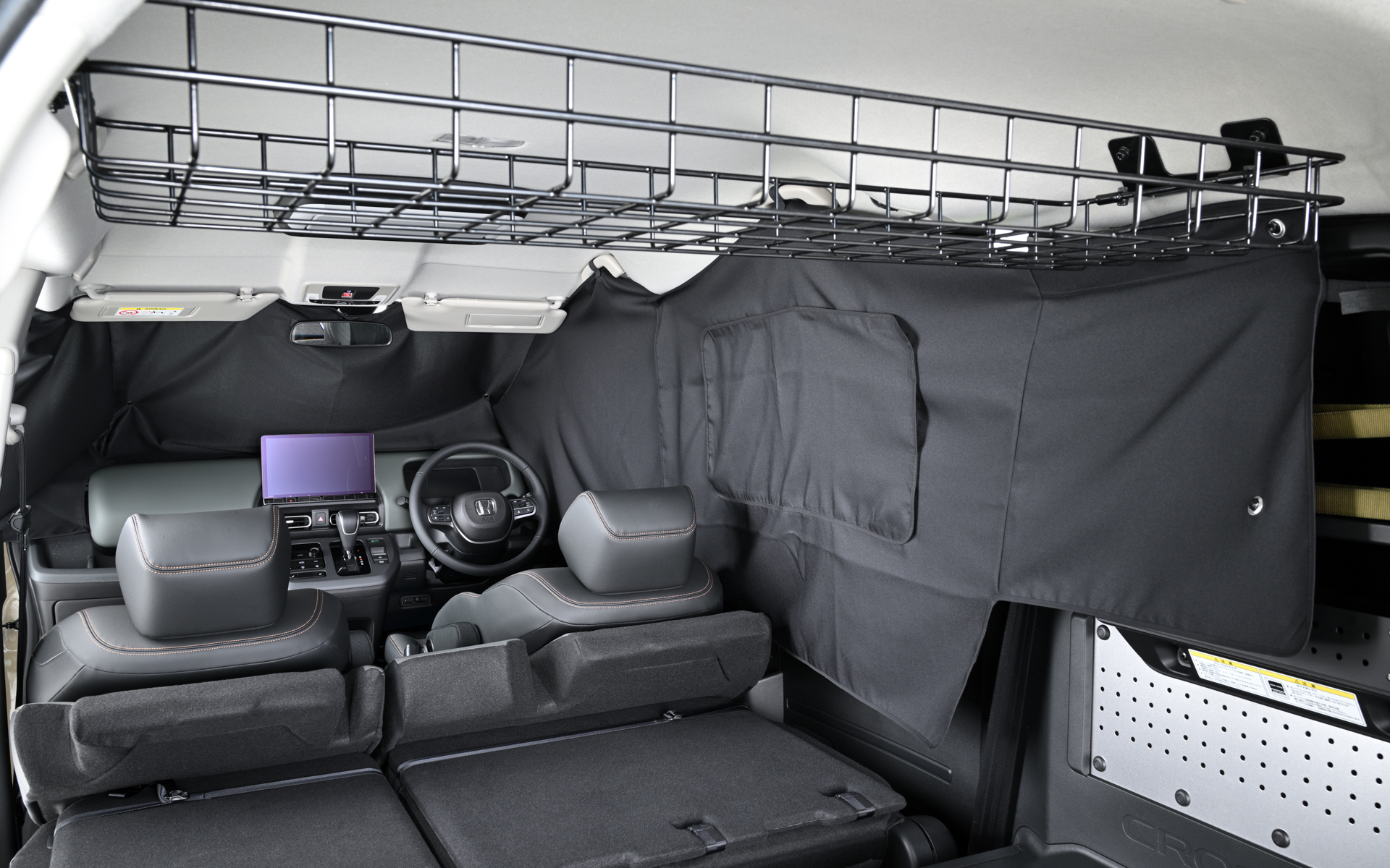 プライバシーシェード（フロントウィンドウ［フロントドアウィンドウ左右含む］＋サイドウィンドウ［リアクォーター含む］左右＋テールゲートウィンドウセット）。価格3万3000円