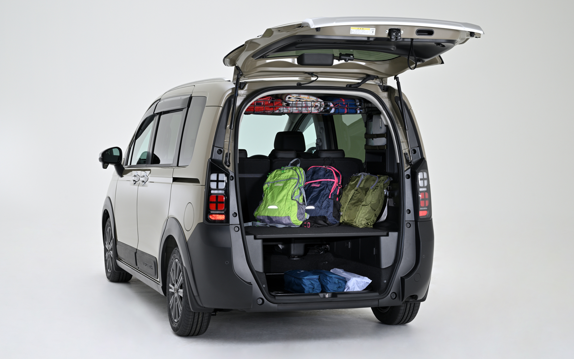 新型フリード クロスターの5人乗り（2列シート）仕様のラゲッジスペース活用イメージ