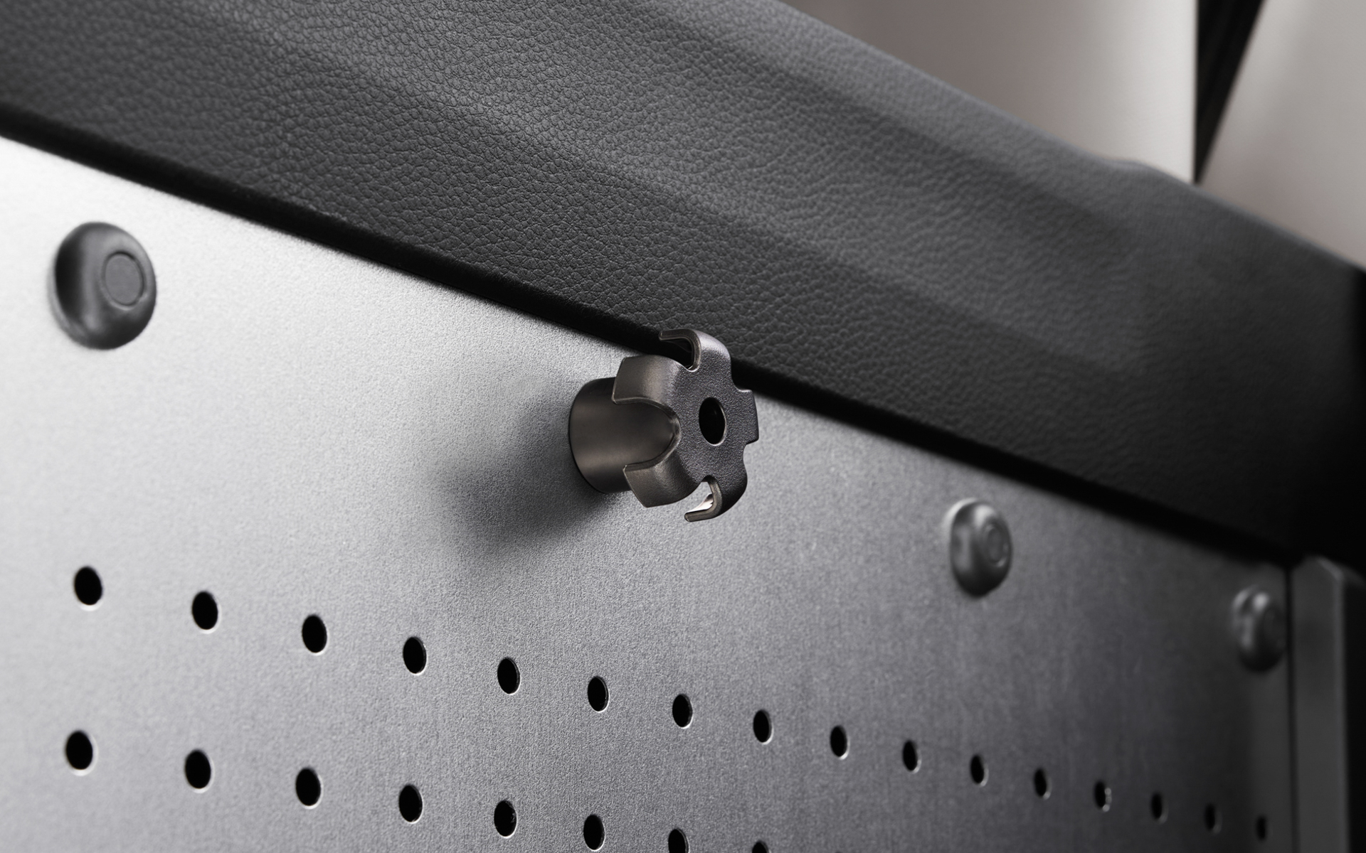 ユーティリティフックセット（ノブタイプフック×2個/ブラック/装着箇所：サイドライニング部有孔ボード、テールゲート部ユーティリティナット/許容荷重：1.5kg/個）。価格1650円