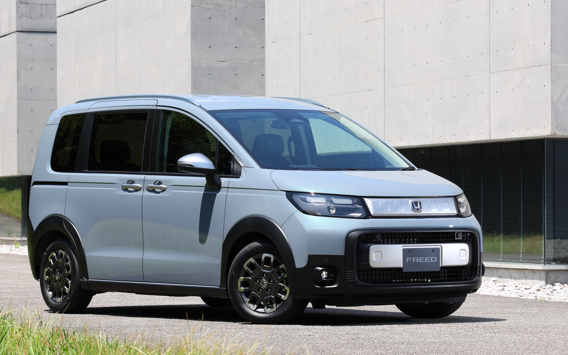 クロスターの6人乗り（3列シート）仕様の2WD（FF）モデル。ボディカラーはソニックグレー・パール