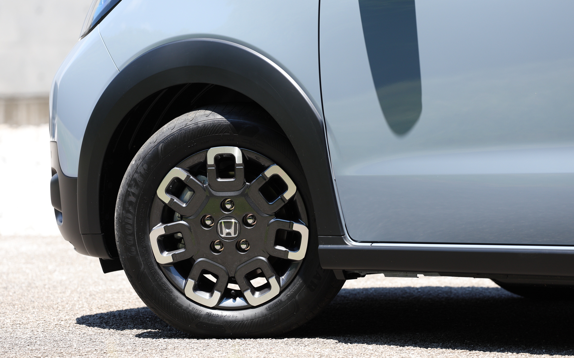 ホイールはクロスター専用デザインの15インチアルミホイール。撮影車両の装着タイヤはグッドイヤーの「エフィシェントグリップ パフォーマンス2」で、サイズは前後とも185/65R15