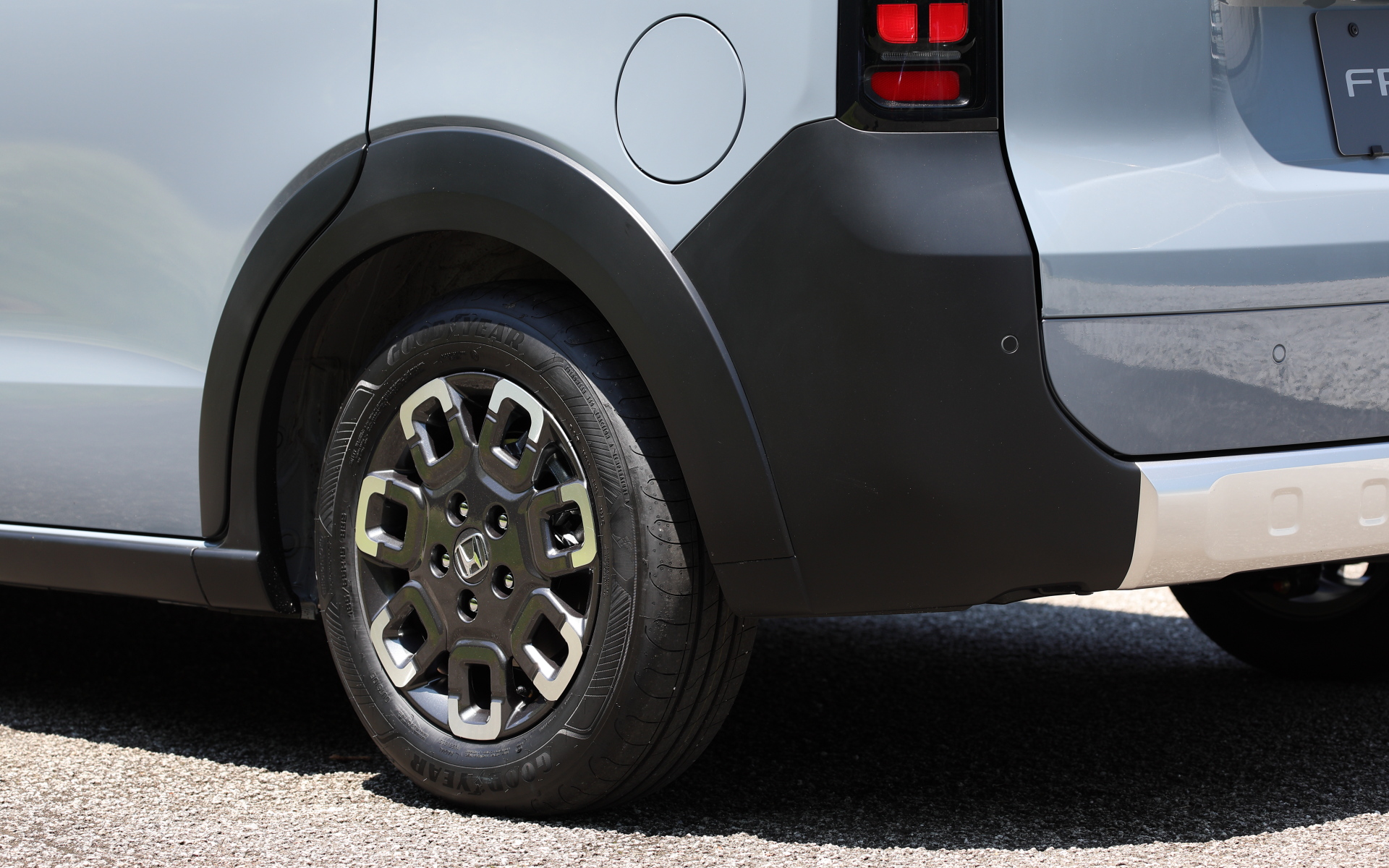 ブラックのホイールアーチプロテクターやリアバンパーを採用することで力強さを表現