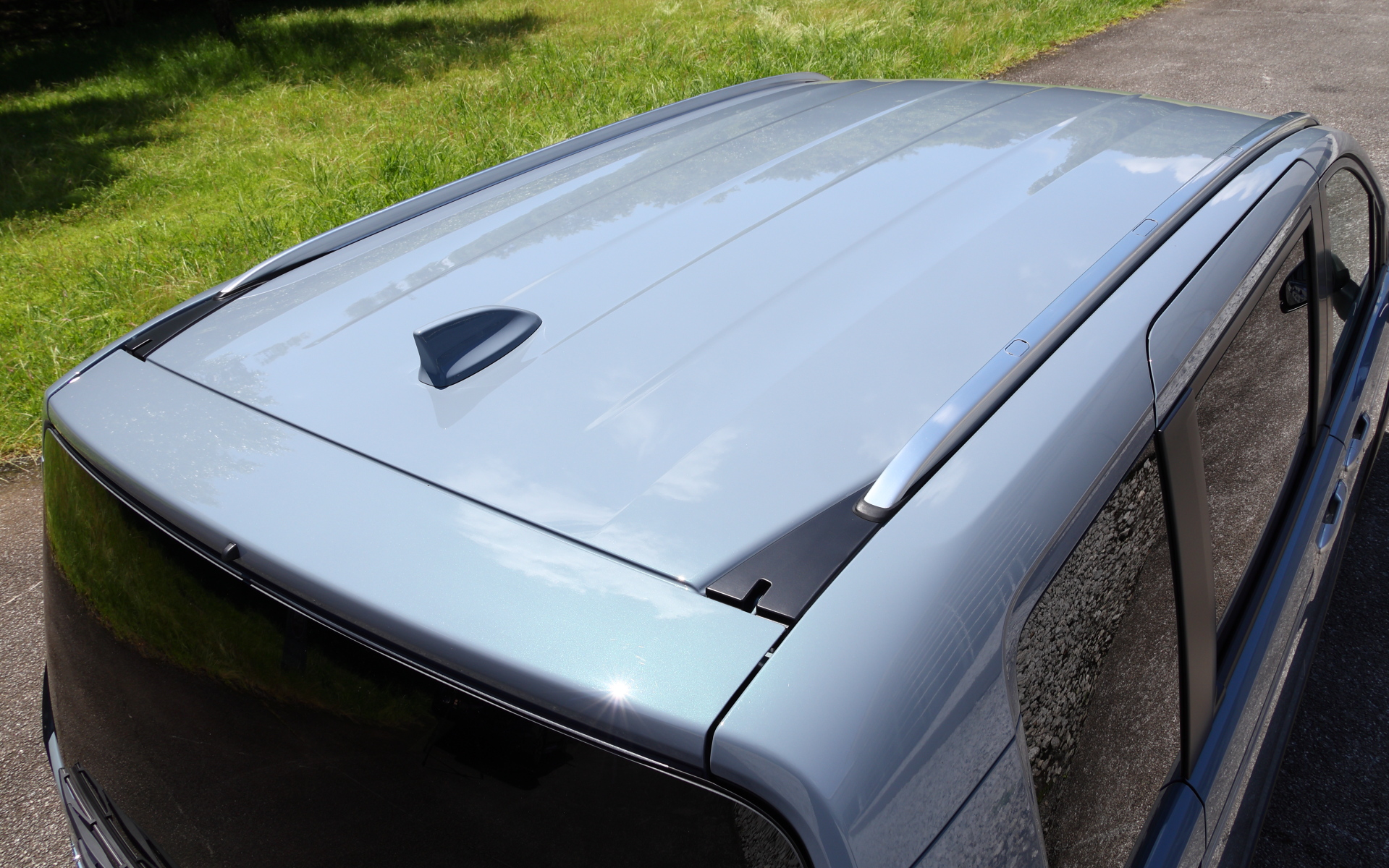 高輝度シルバーのアルミルーフレールも完備