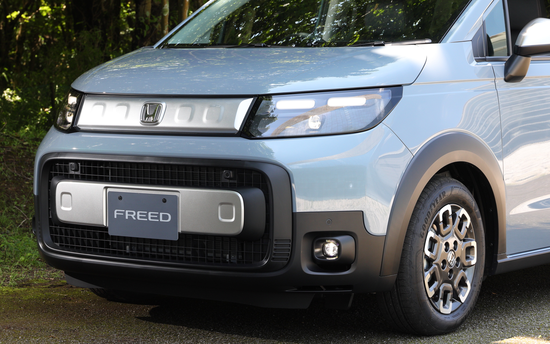 高輝度シルバーのフロントグリル