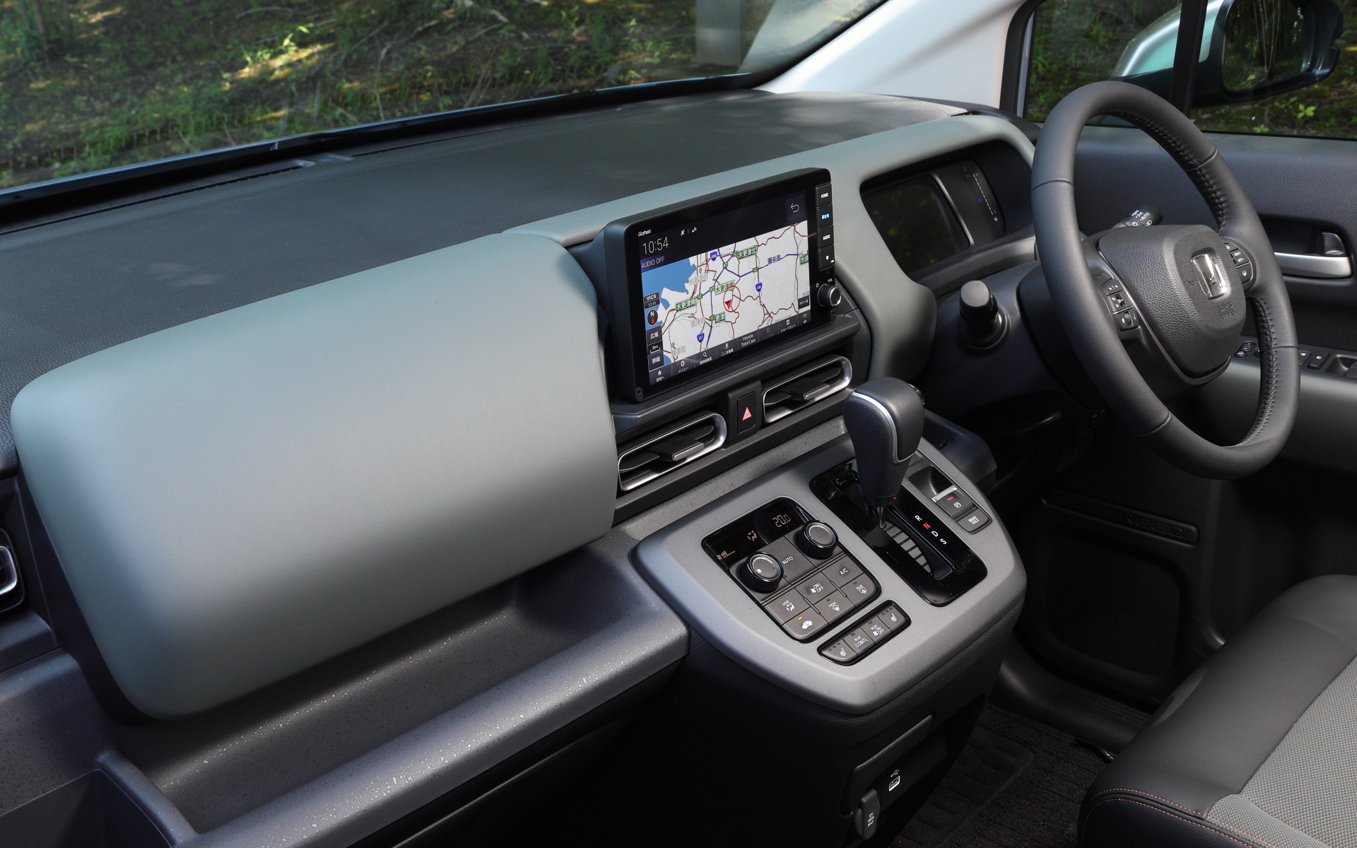 内装はクロスター専用となるコンビシート（プライムスムース×ファブリック）＆専用インテリアを採用