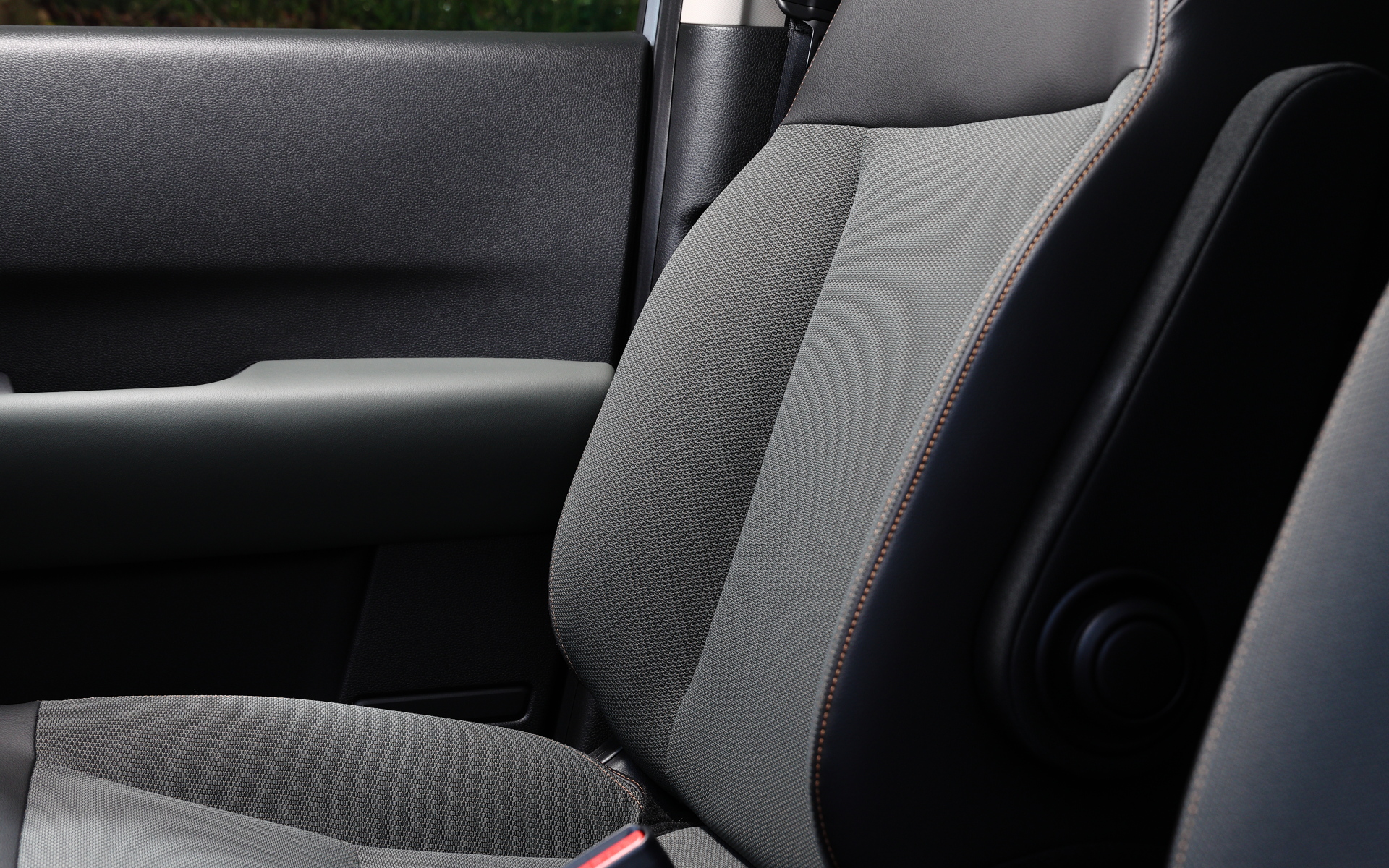 シートの座面と背もたれのファブリック部分には、撥水・撥油加工（FABTECT）が施されている