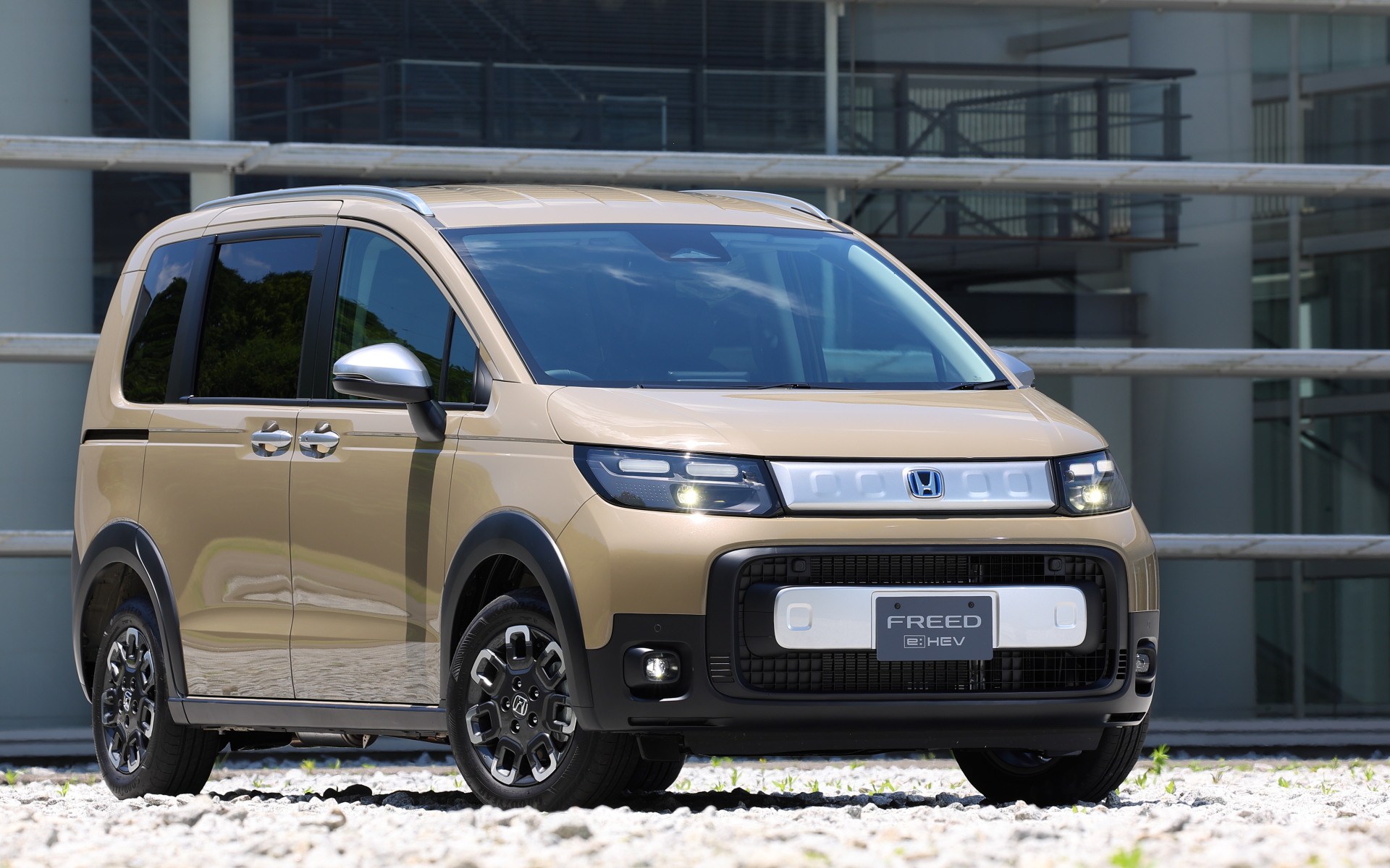 クロスターの5人乗り（2列シート）仕様の4WDモデル。ボディカラーはデザートベージュ・パール