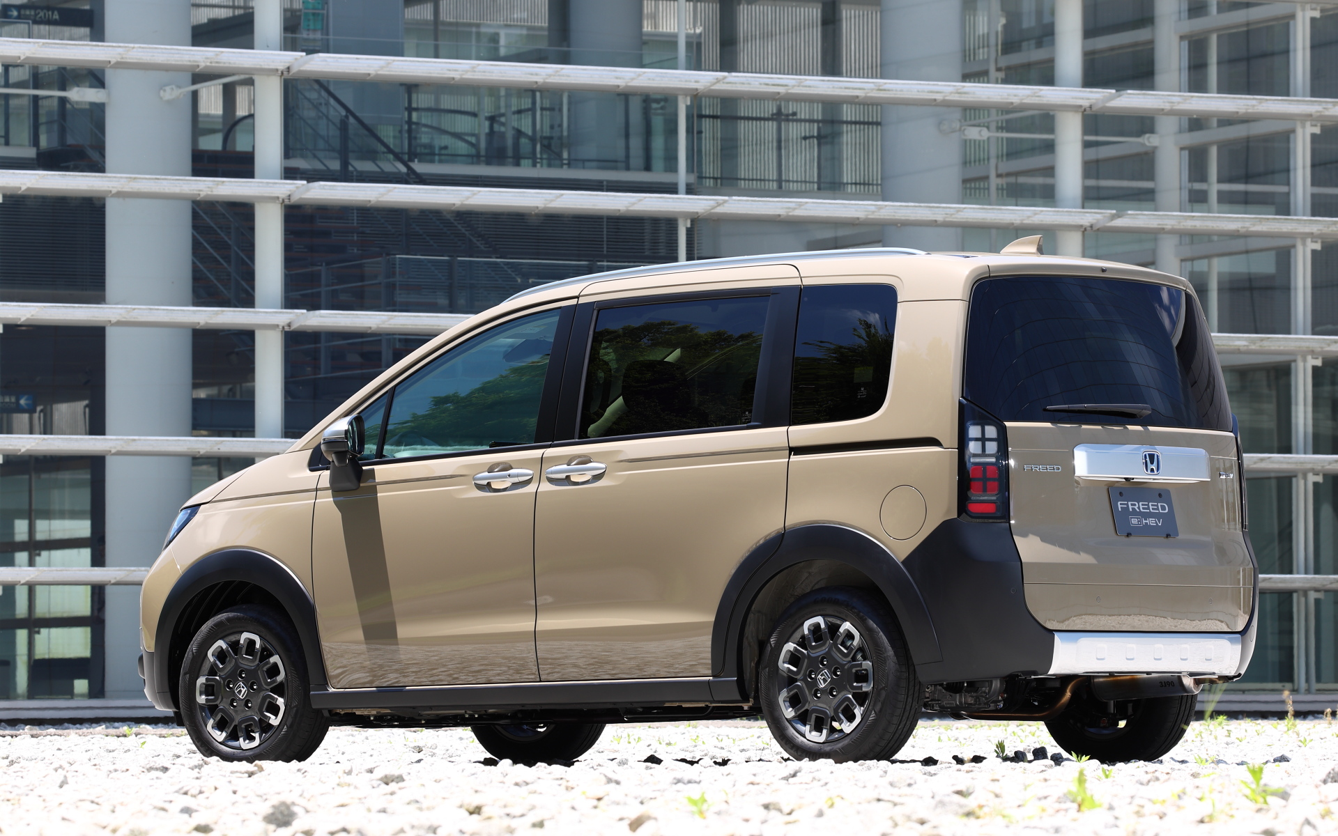 4WDモデルは全高が2WD（FF）モデルよりも25mm高く、1780mmとなる