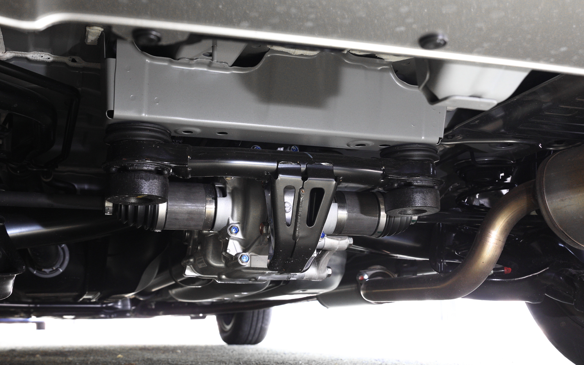 4WDモデルは後輪軸にリアデフを設けているため2WD（FF）モデルのような低床にはできない