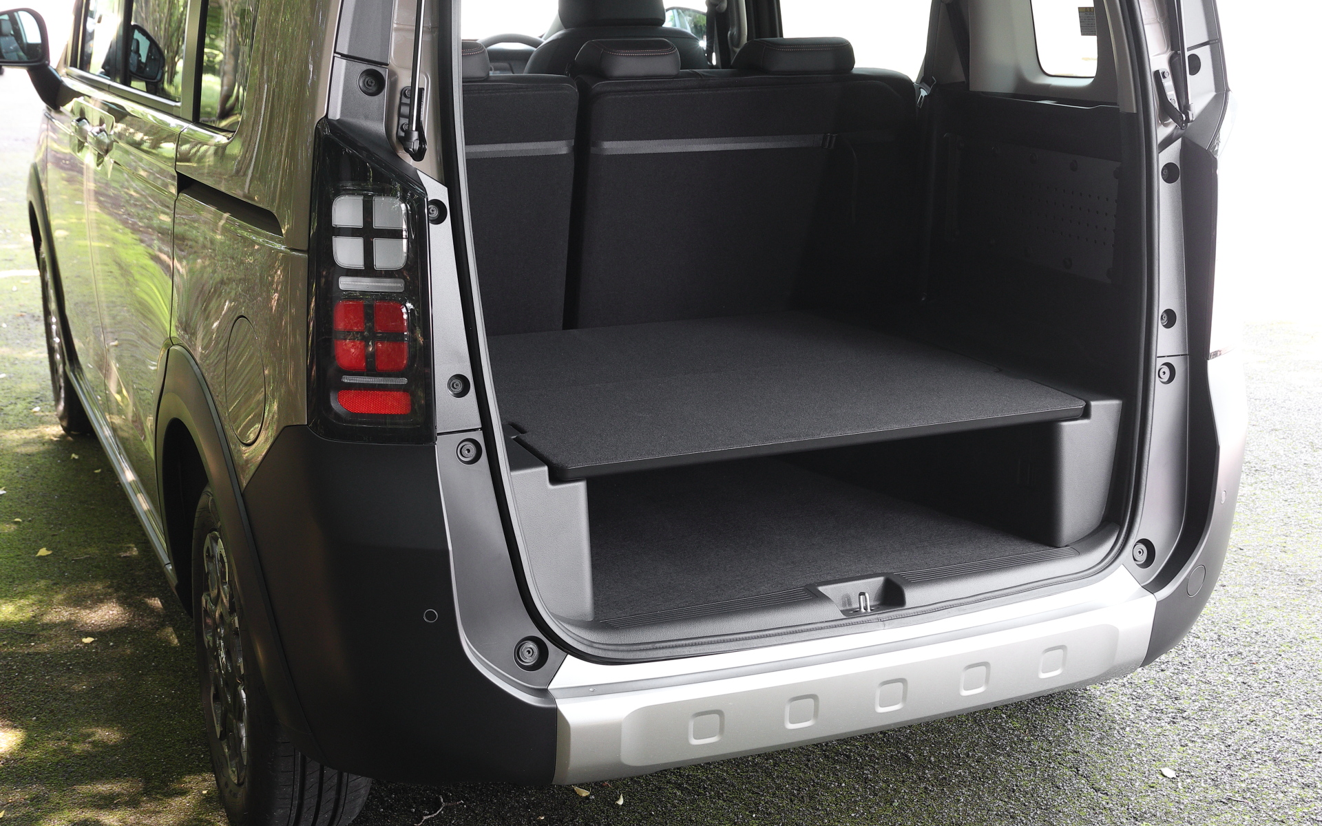 5人乗り仕様は3列目がなく2段式のラゲッジスペースとなる