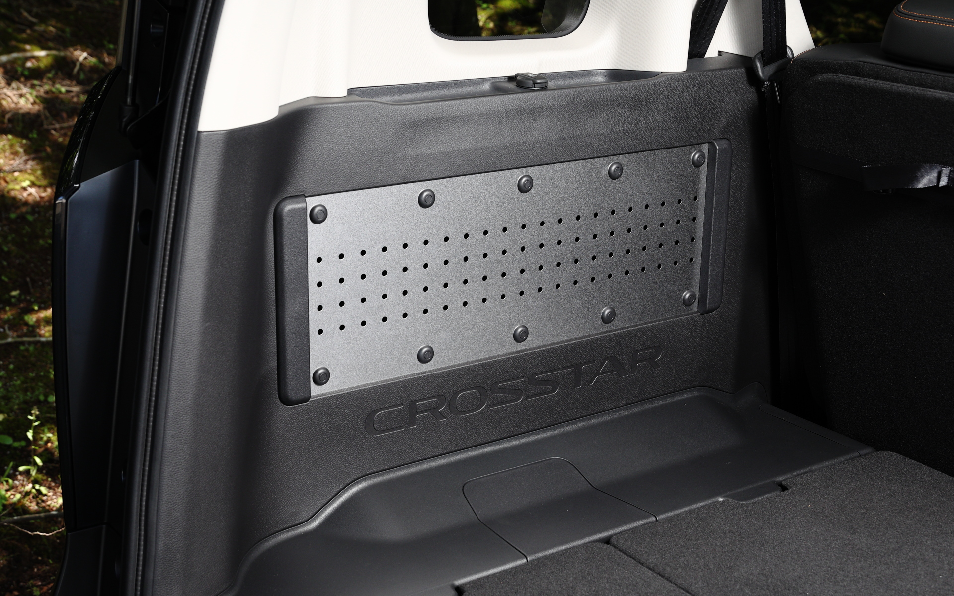 ラゲッジスペースの左右に設けられている「ユーティリティサイドパネル」