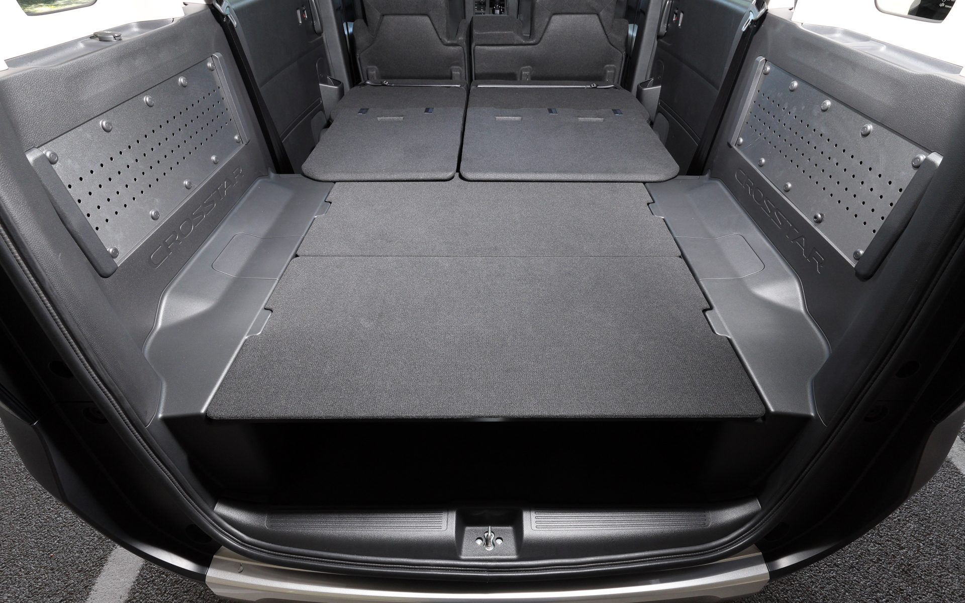 クロスターだけに設定される5人乗り仕様の2列目は、ダブルフォールダウン機構付きの6：4分割可倒式シートを採用していて、2列目シートの裏にあるボードを敷くことでほぼフラットな広スペースを作れる