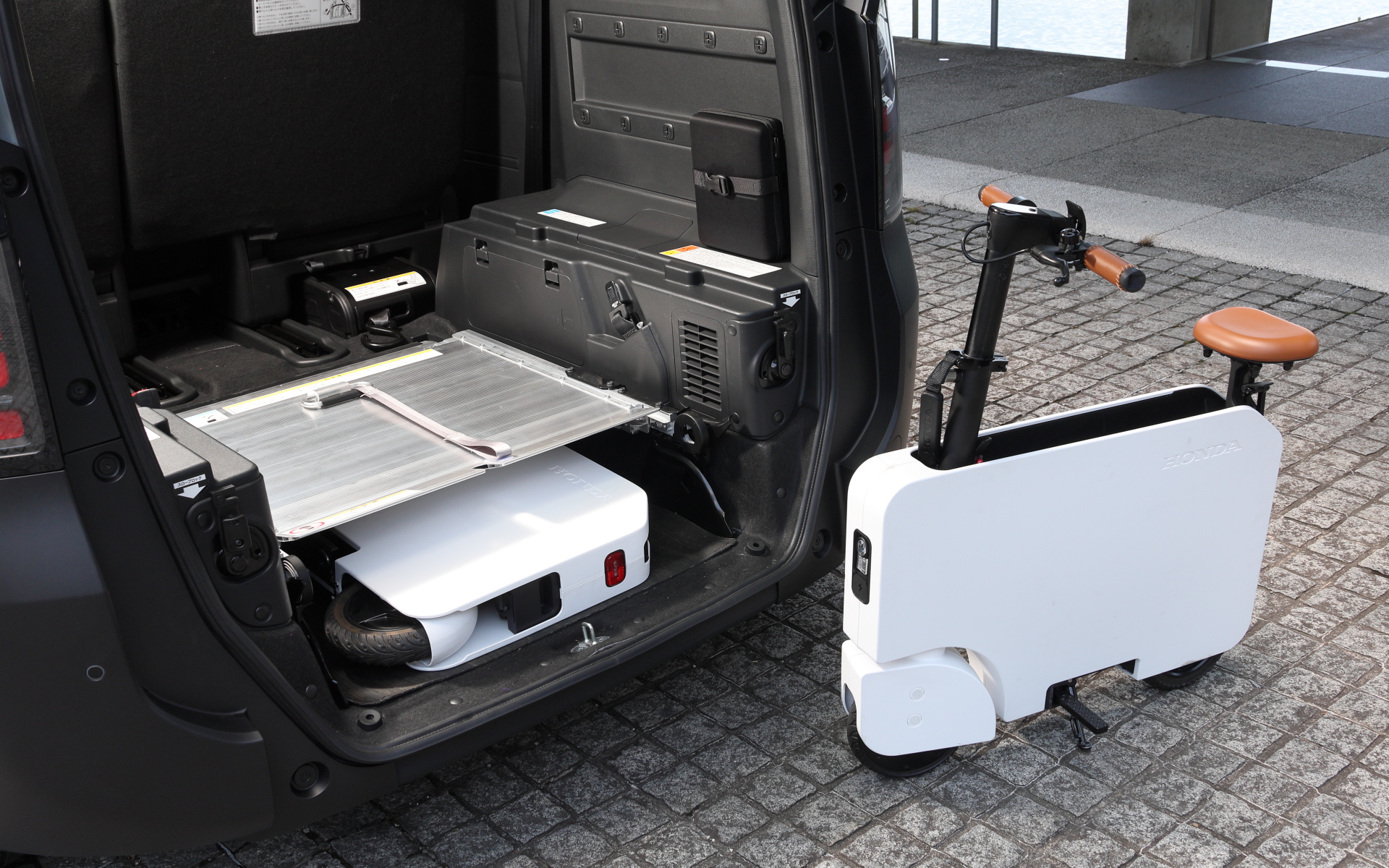 スロープをたたんで棚として使えば日常の旅行や買い物にも使える