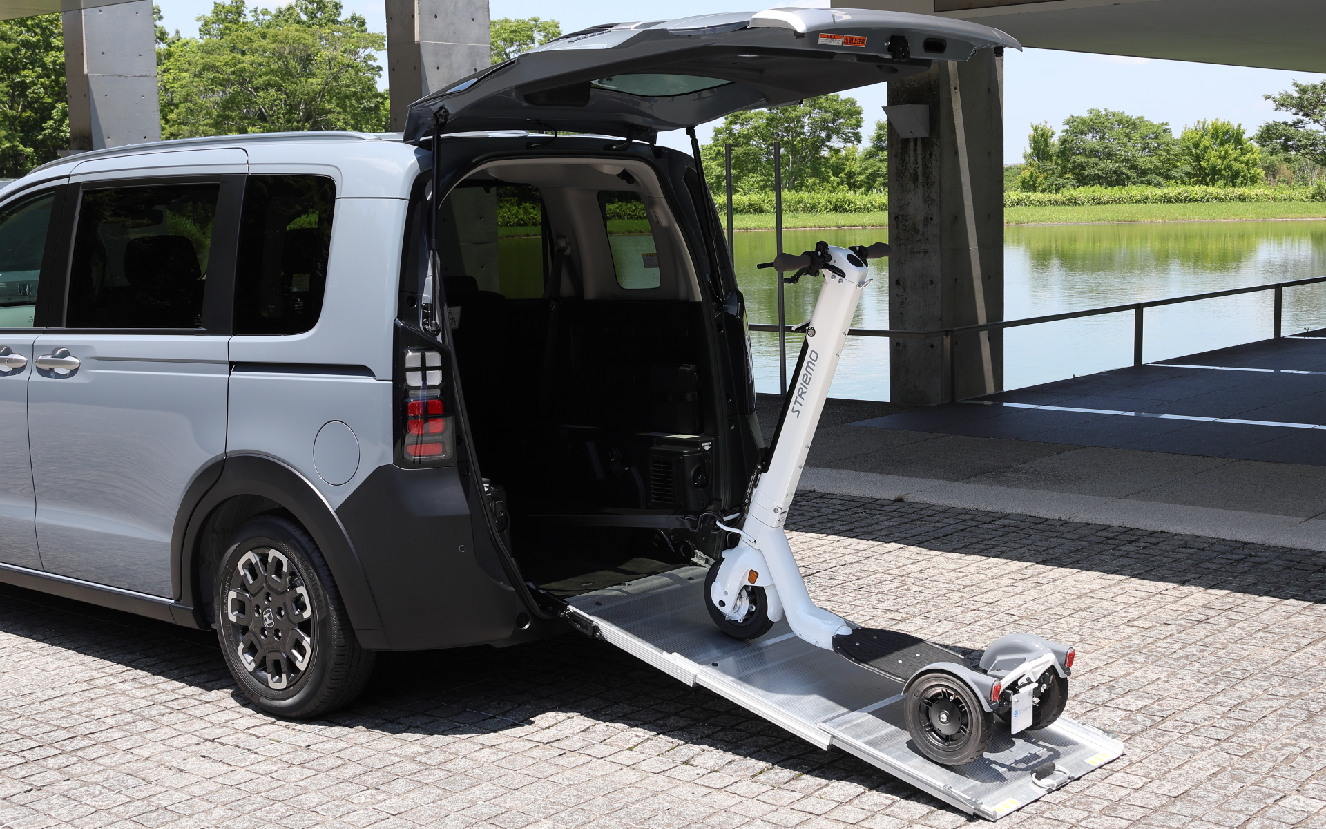 電動モビリティなどを搭載してアクティブに遊ぶのもOK