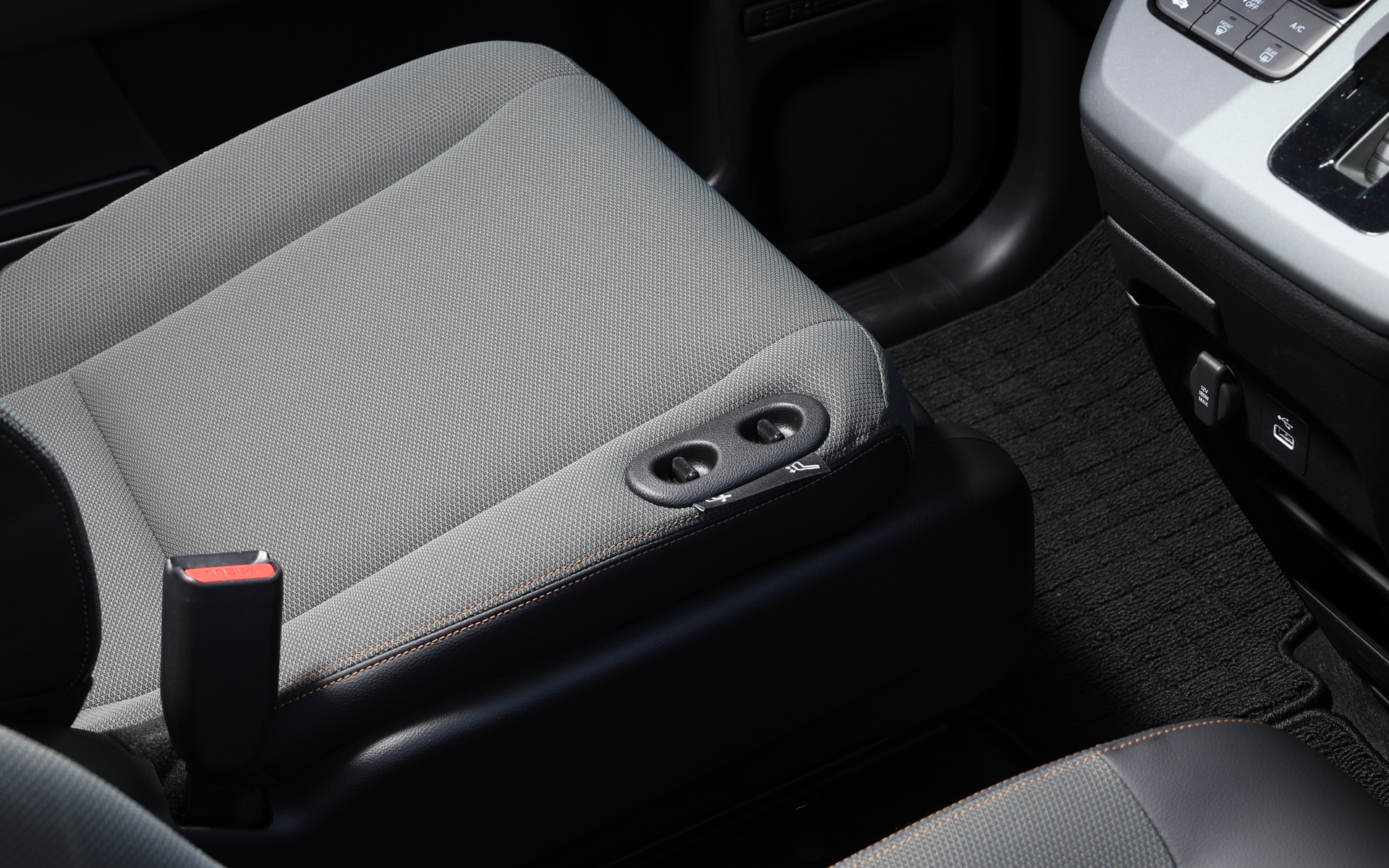 運転席側からも前後位置と背もたれ角度調整がしやすいようにボタンが配置されている