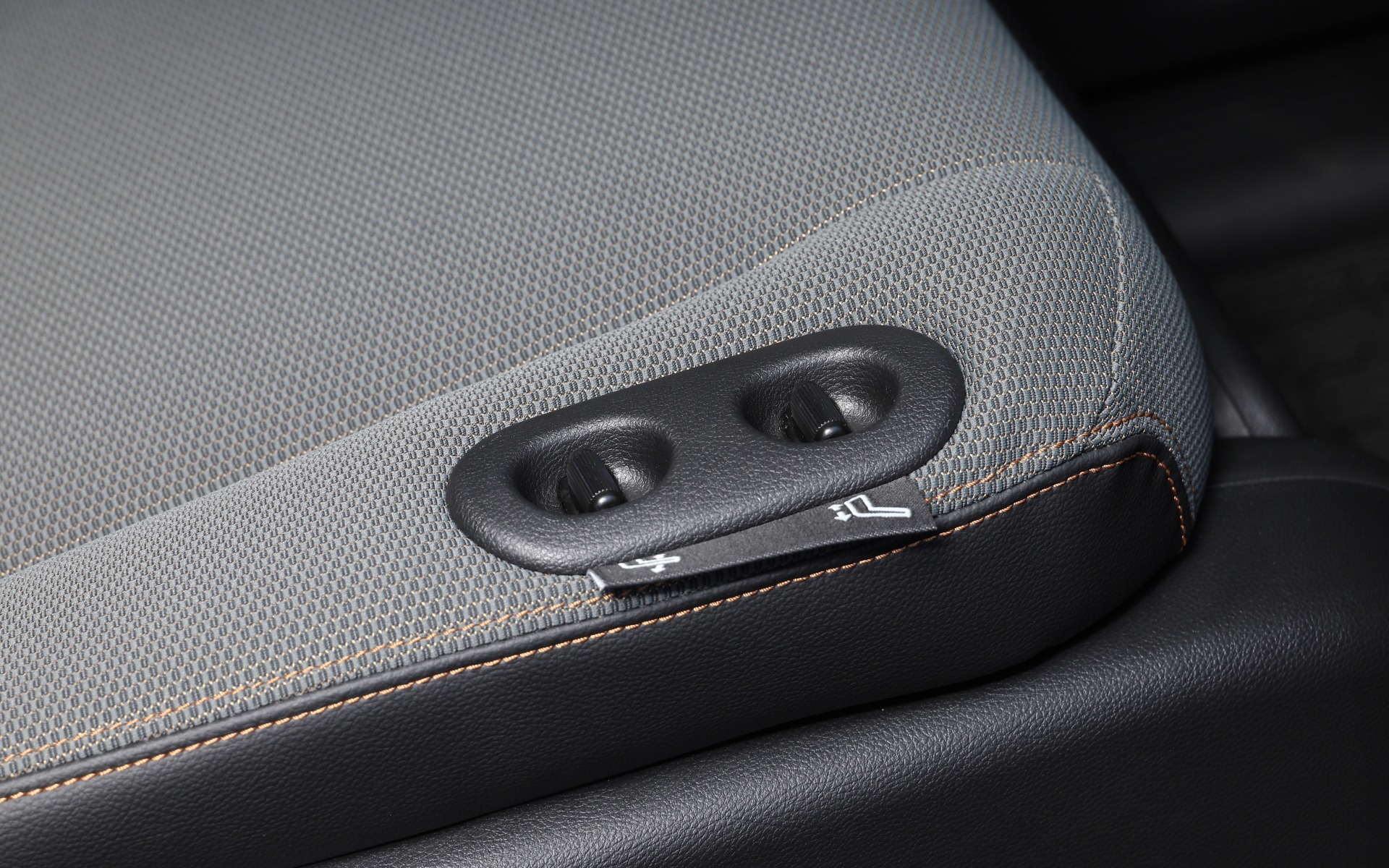 運転席側からも前後位置と背もたれ角度調整がしやすいようにボタンが配置されている