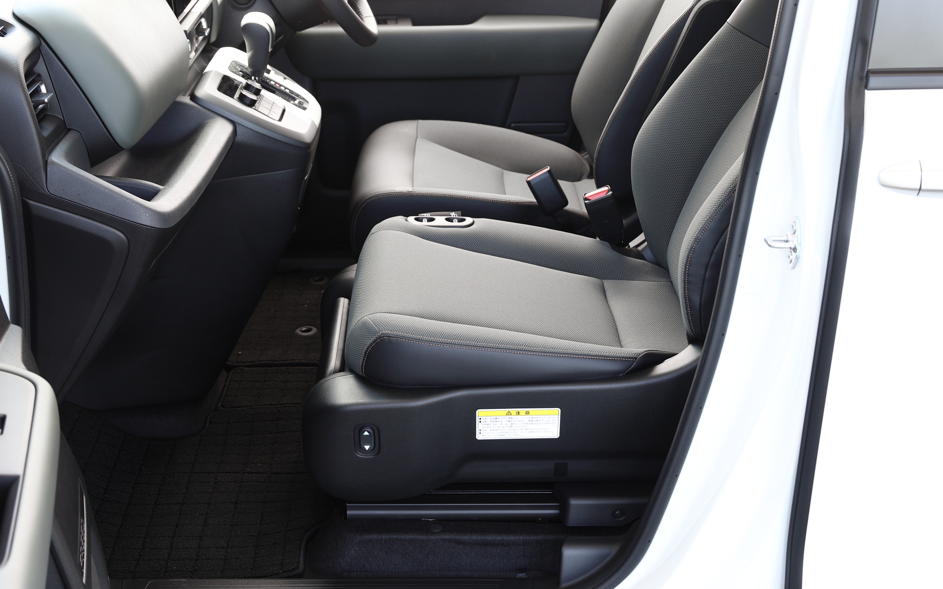 リフトアップシートの前後位置と背もたれ角度は電動で調節できる