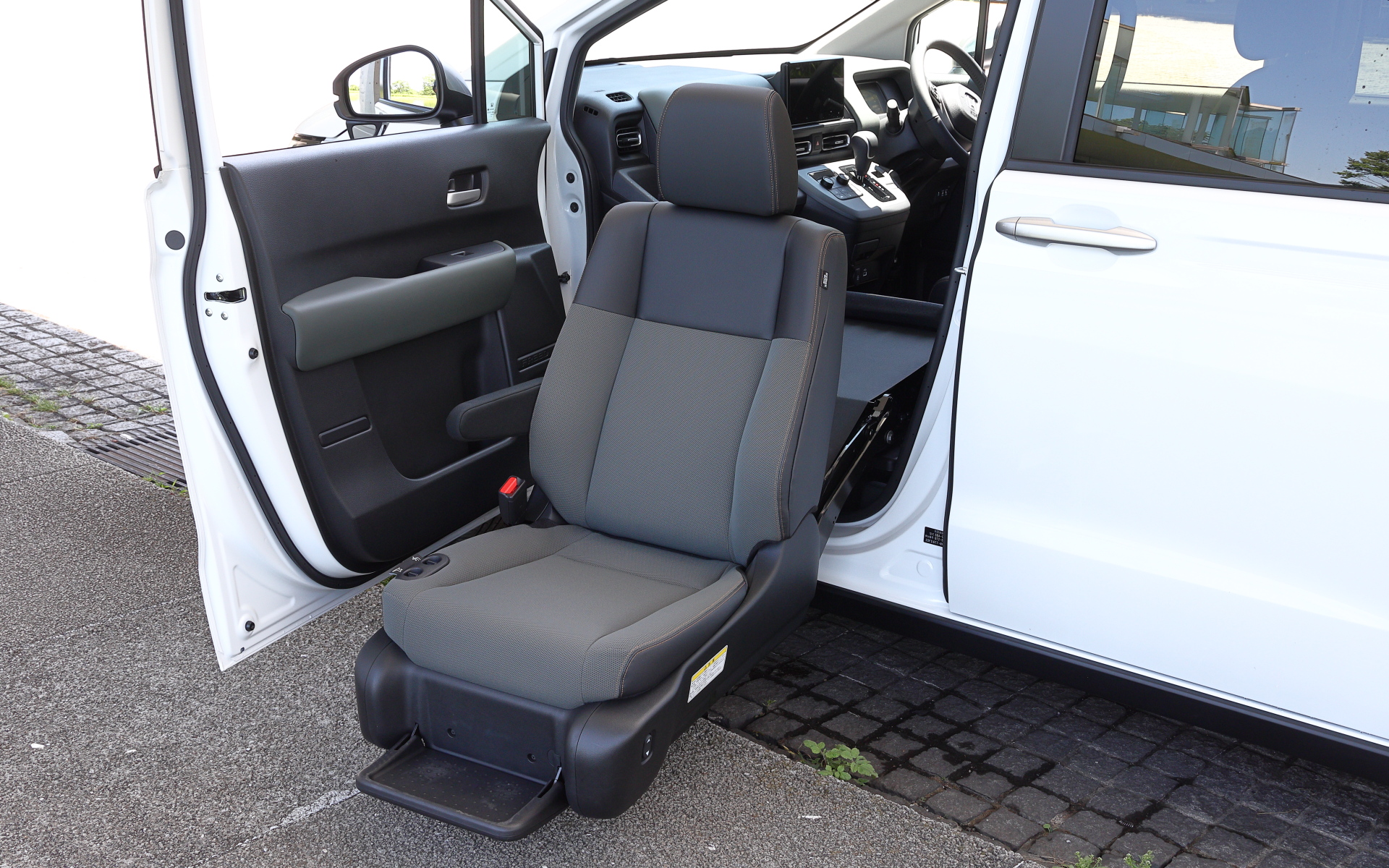 助手席シートの回転から昇降まで、すべてを電動で行なえる「リフトアップシート」