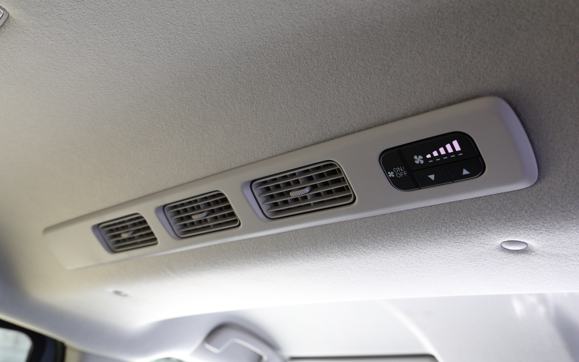 通常の5人乗り仕様はリアクーラー非搭載だが、スロープ車は後部席も快適になるようリアクーラーが設けられている