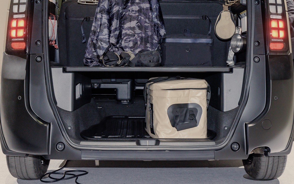 5人乗り仕様でも2WD（FF）モデルの場合は、リアデフがないため4WDモデルよりも低床となり、リアロアガーニッシュ部分もテールゲートの一部となる