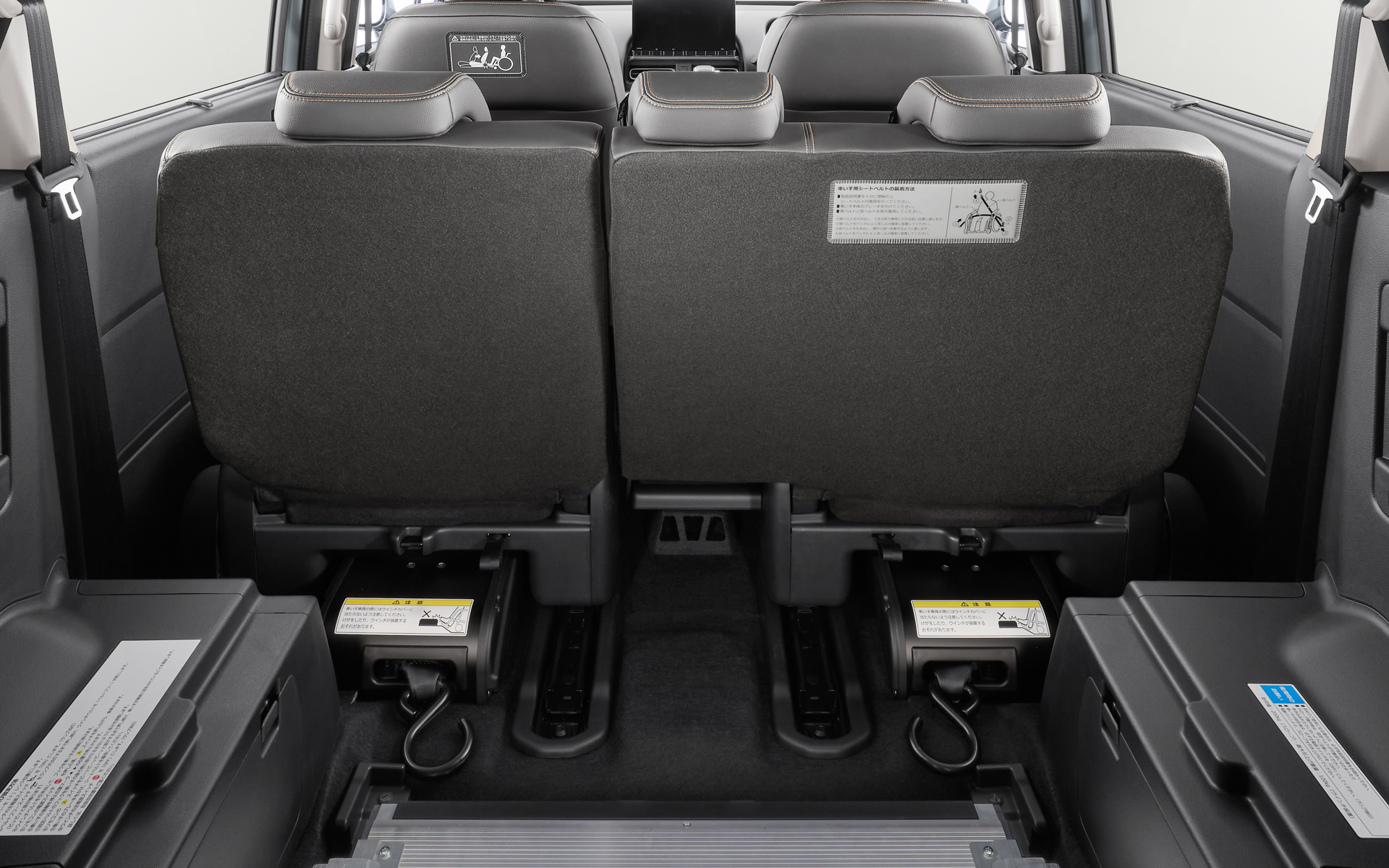 電動ウインチを2本搭載。左右の巻き取りスピードを自動的に調整して常に左右がそろった状態を保持する機能も備えている